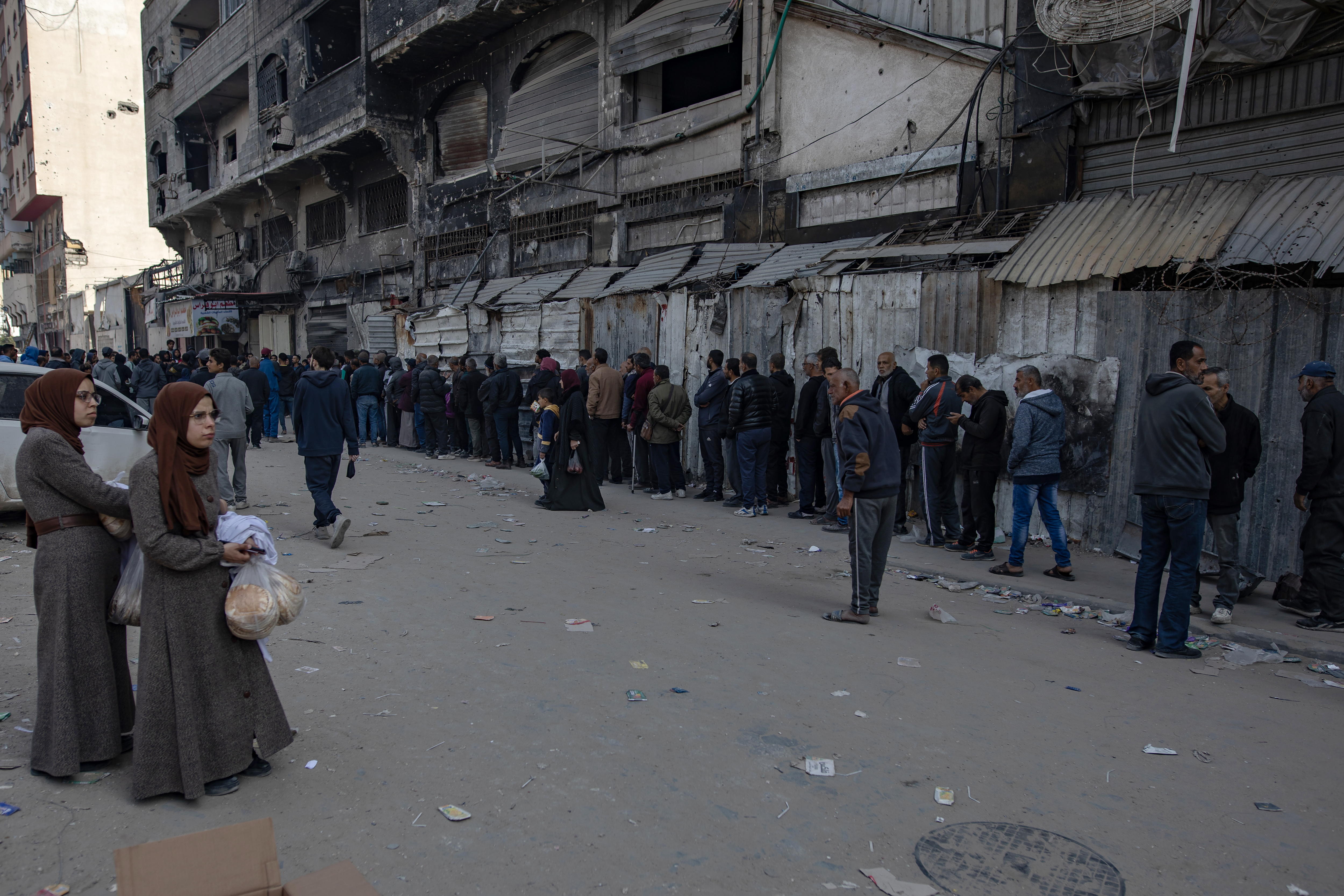 Palestinos esperan fuera de una panadera para coger pan en Gaza este lunes. 