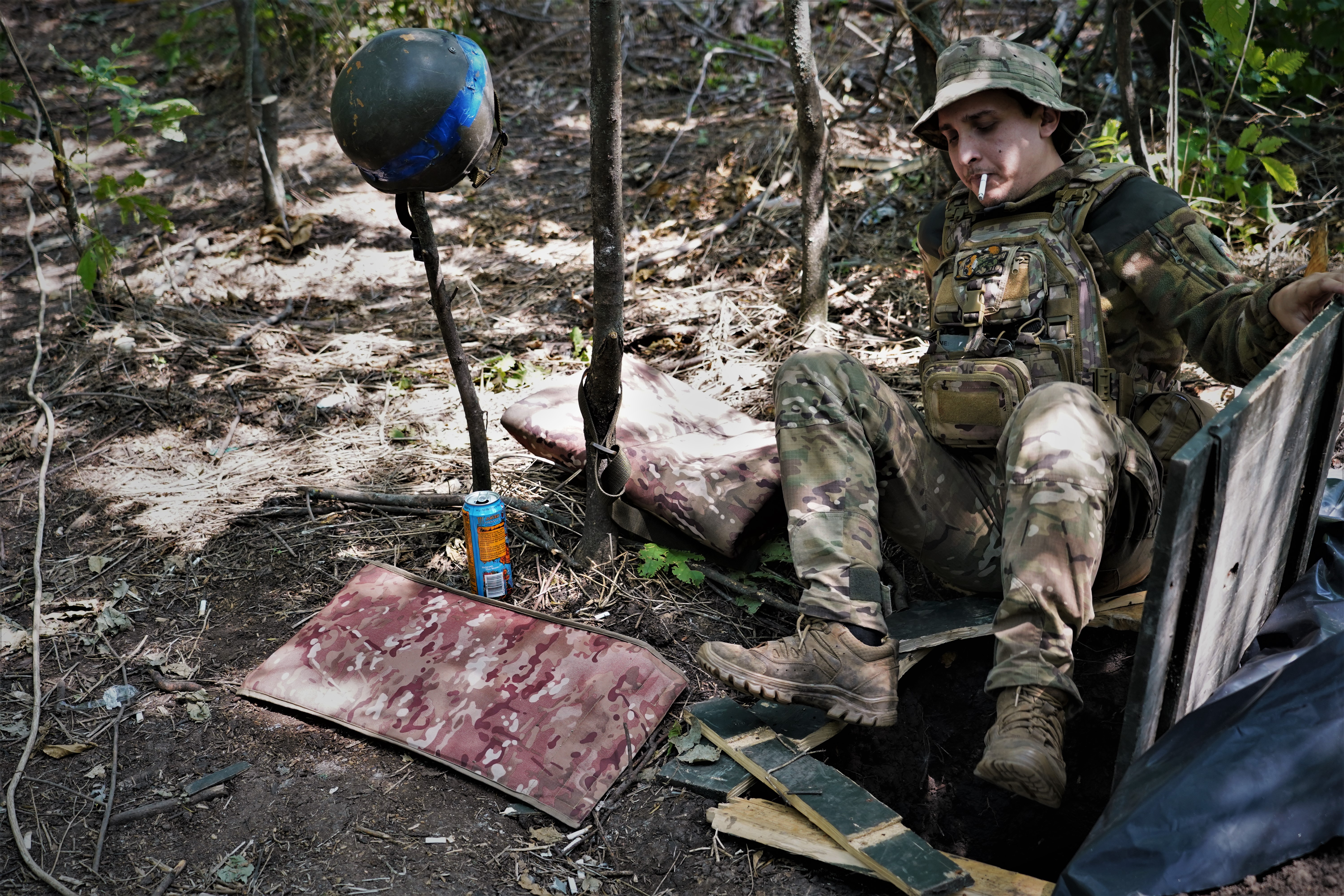 “Este é o meu apartamento de luxo”, diz Andrei, um membro da 35ª Brigada de Fuzileiros Navais de 22 anos, ironicamente, enquanto mostra o buraco no qual se protege dos bombardeios.