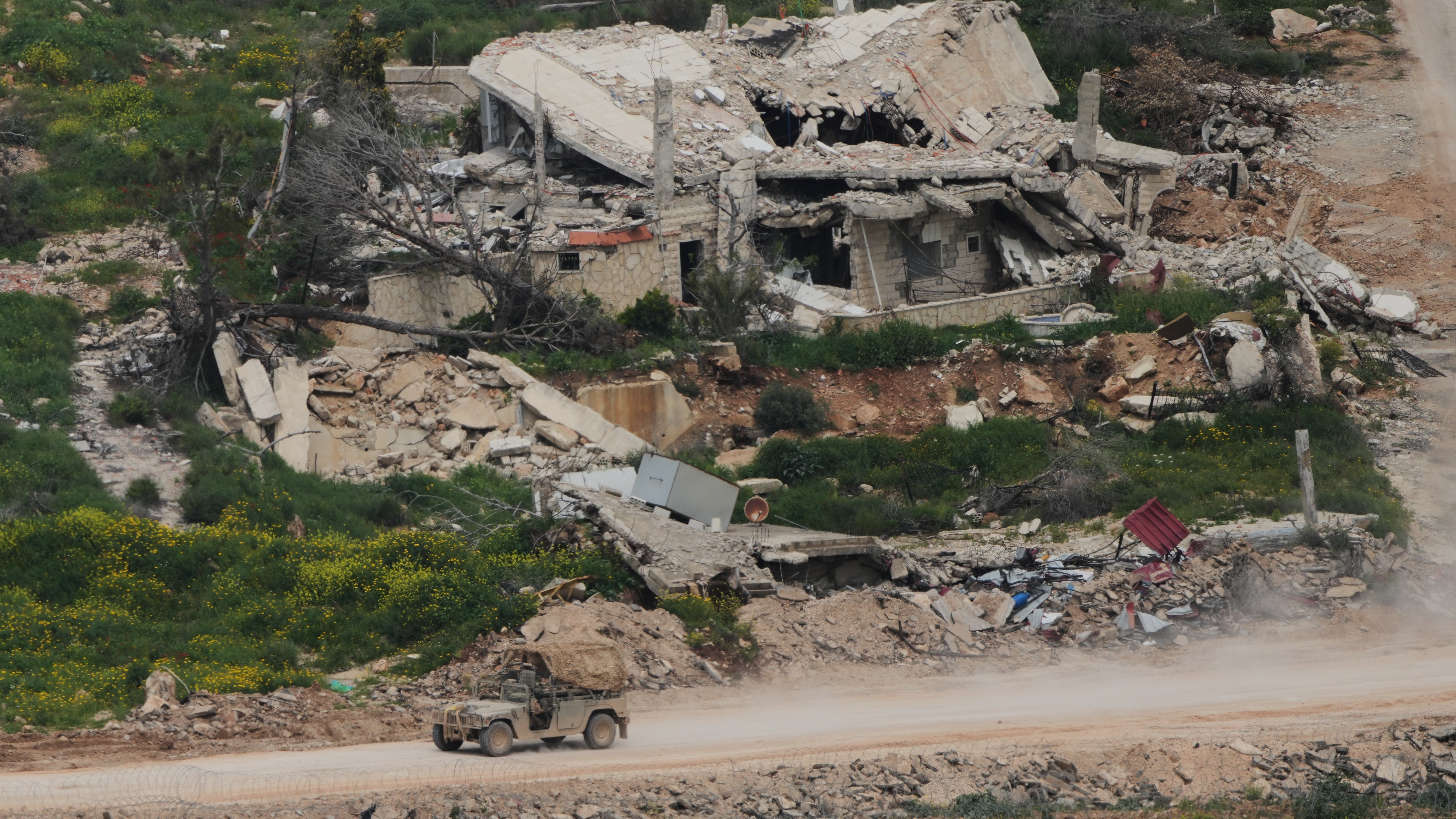 Soldados israelíes avanzando por el sur de Líbano, este miércoles 15 de abril.