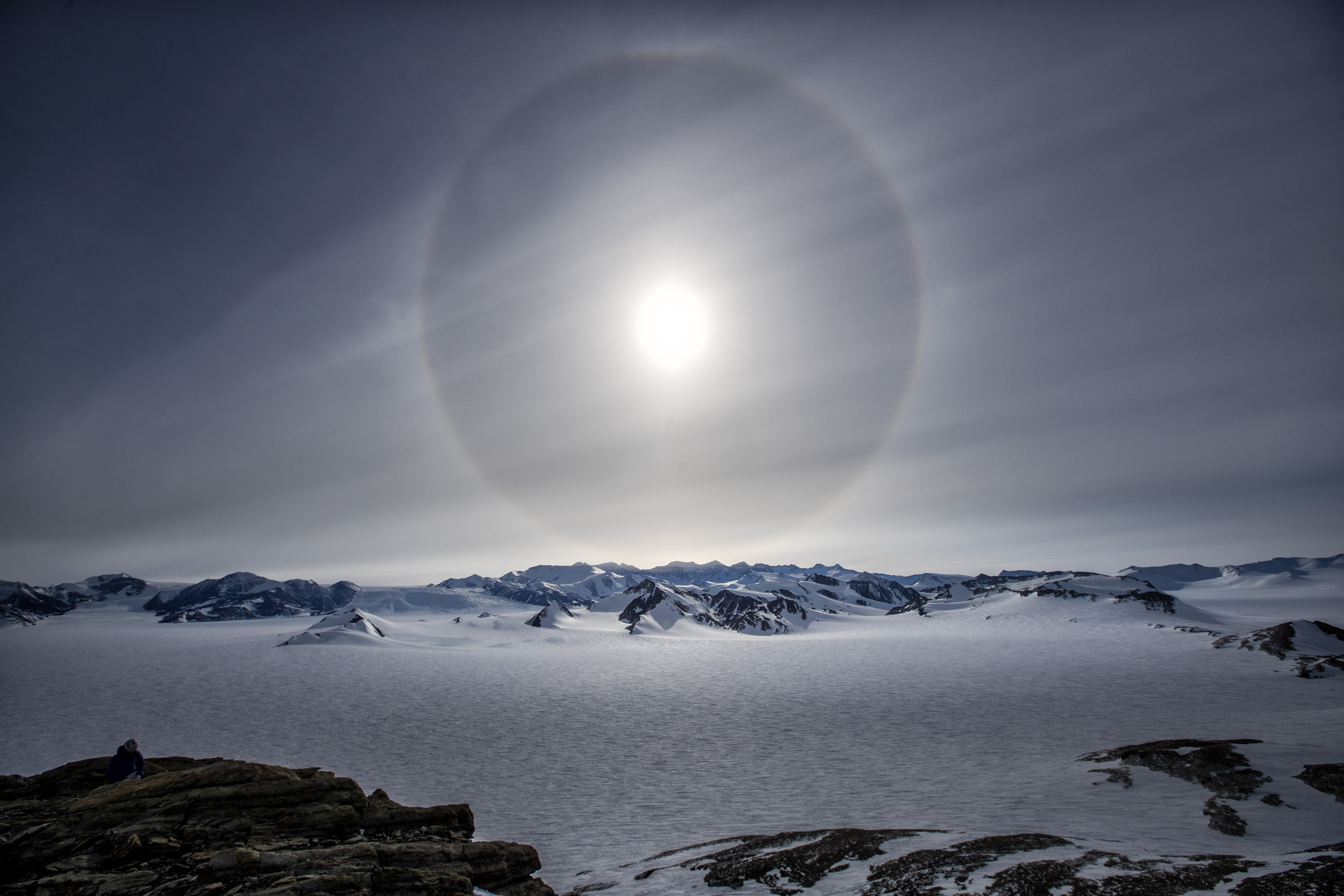 Halo formado por la interacción de la luz solar con los cristales de hielo en la atmósfera, observado desde el pico Charles, en los Montes Ellsworth. 