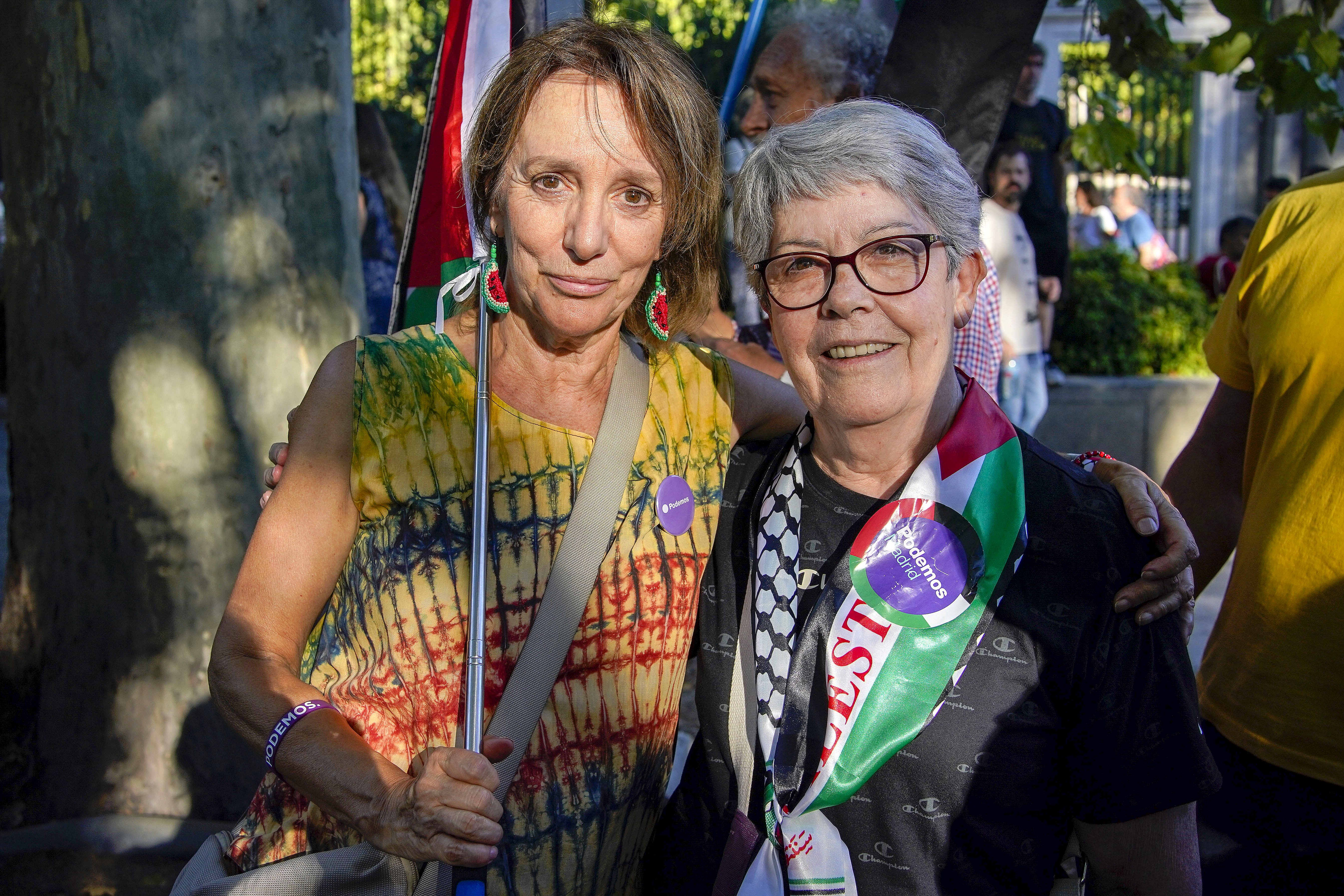 Marisa Nuño Gutiérrez y, a la derecha, Evelia Martín se manifiestan por Palestina este sábado en Madrid.