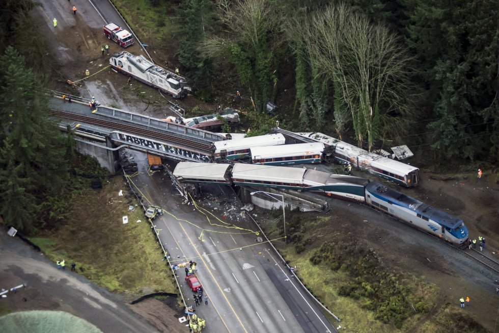 Accidente en el ferrocarril Midland cerca de Sheffield, los trenes después  de la colisión (grabado)