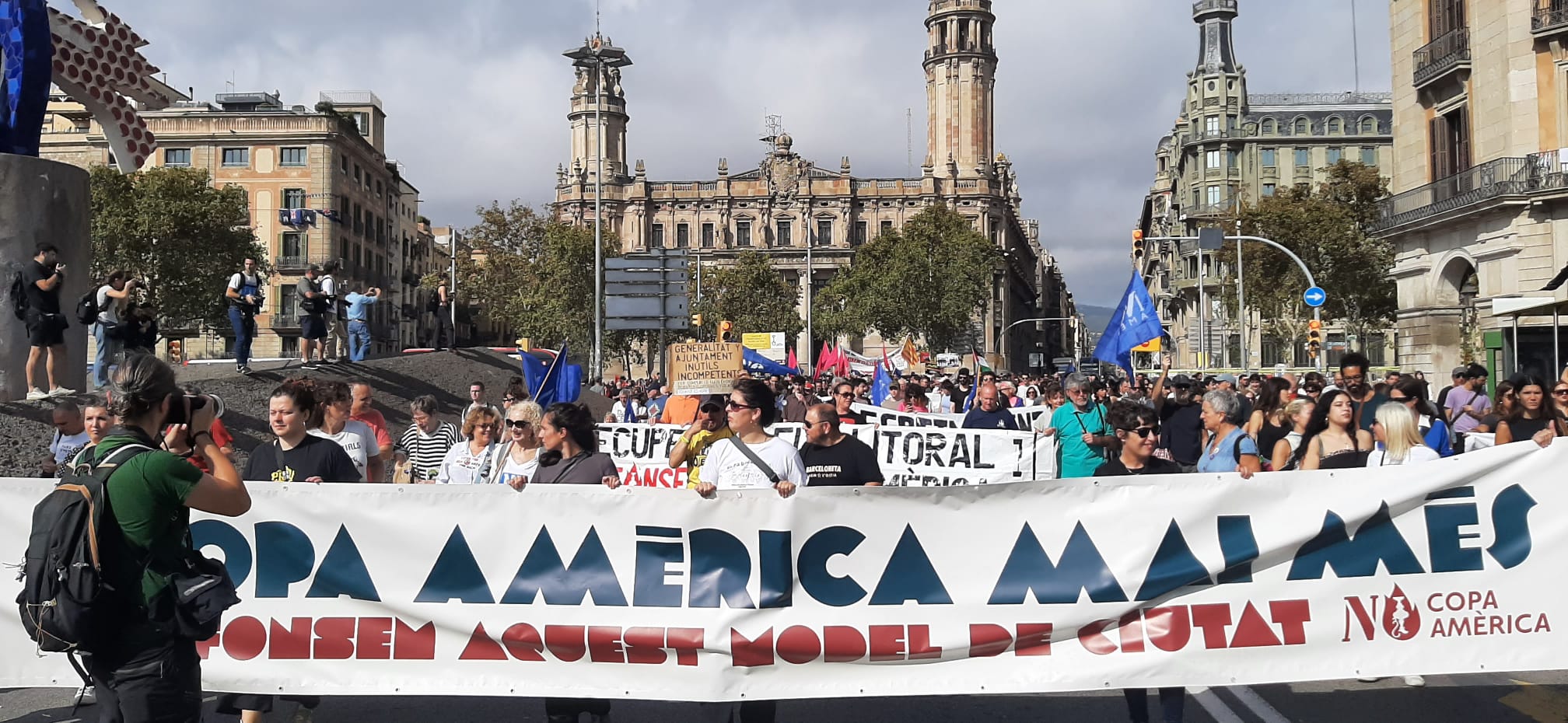 Cabecera de la manifestacin en la capital catalana. 