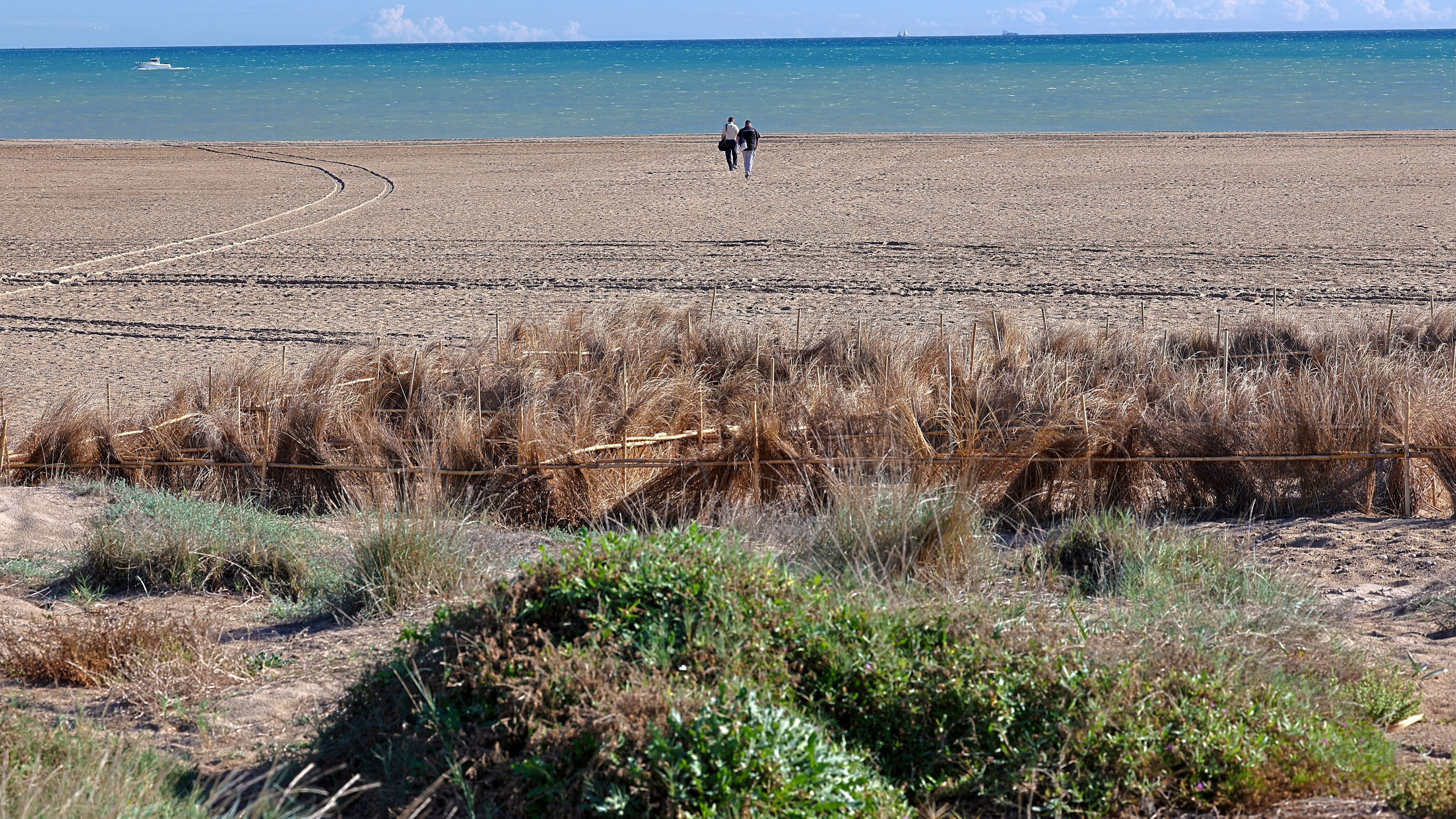 Costas concluye en Valencia el mayor trasvase de arena para regenerar  playas en España y cuestiona los arrecifes artificiales