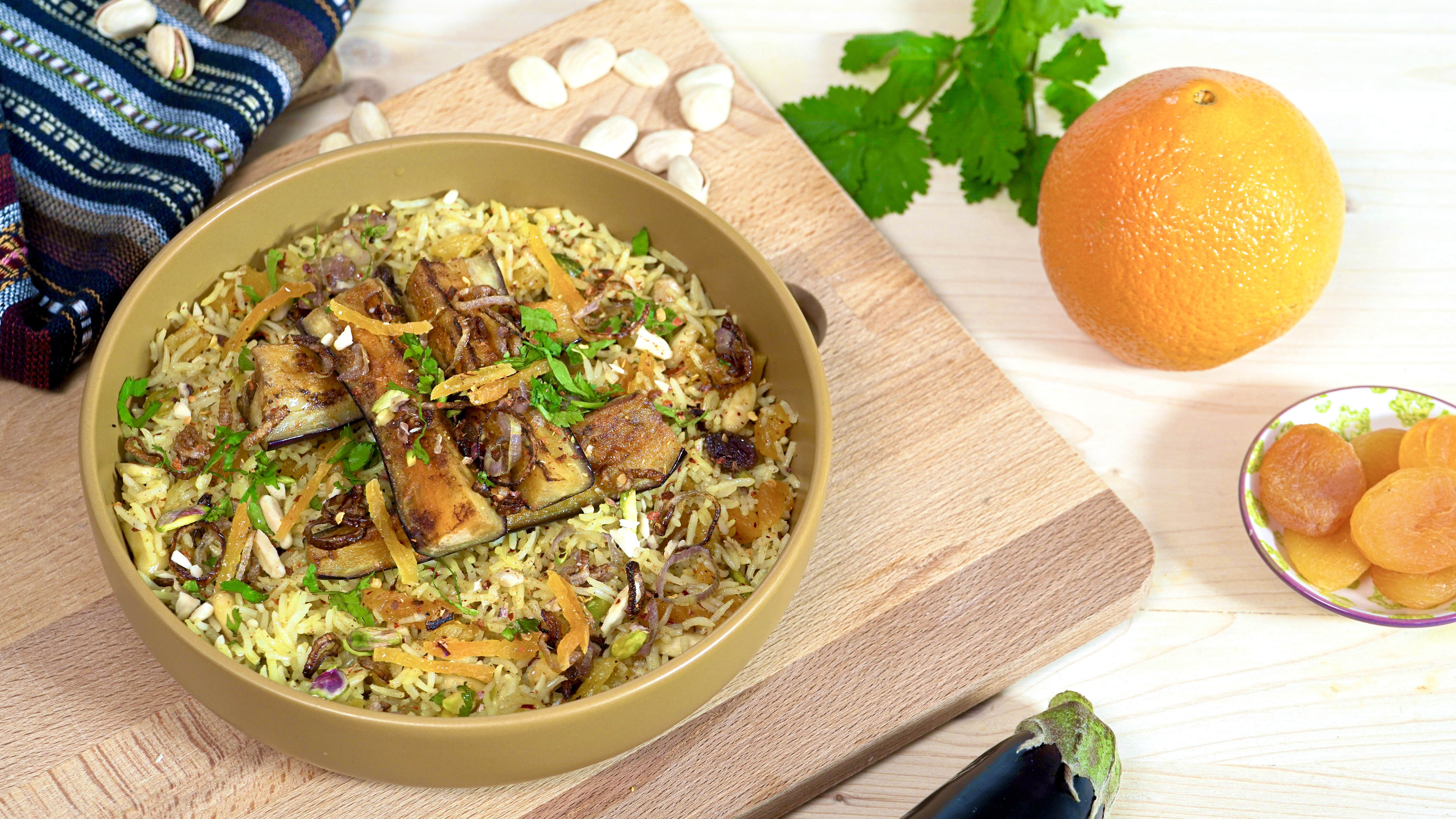 Bowl de arroz basmati con berenjenas especiadas y frutos secos