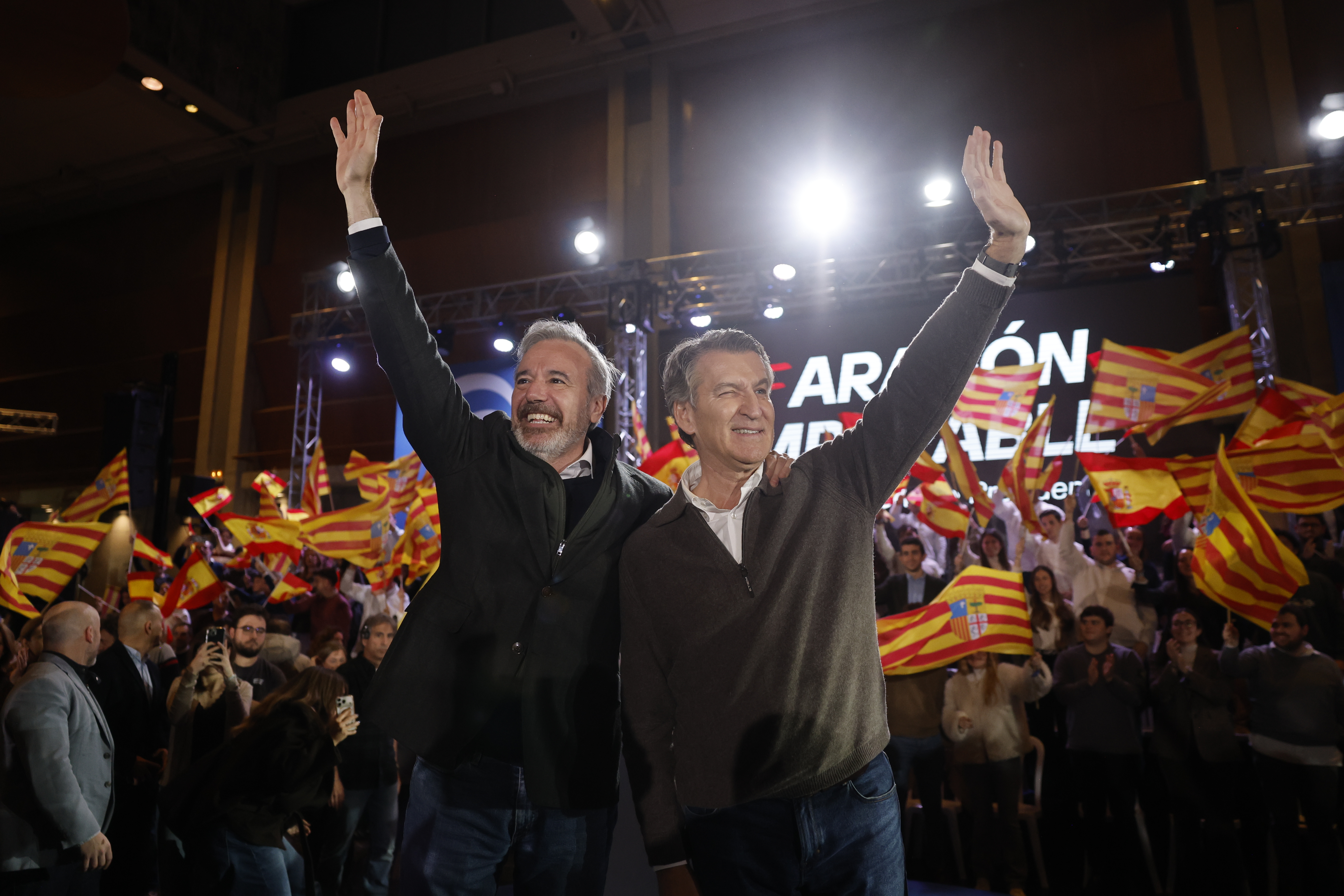 El presidente del Partido Popular, Alberto Núñez Feijóo, y el candidato Jorge Azcón durante el acto de fin de campaña electoral del PP de cara a las elecciones en Aragón, este viernes en Zaragoza. 