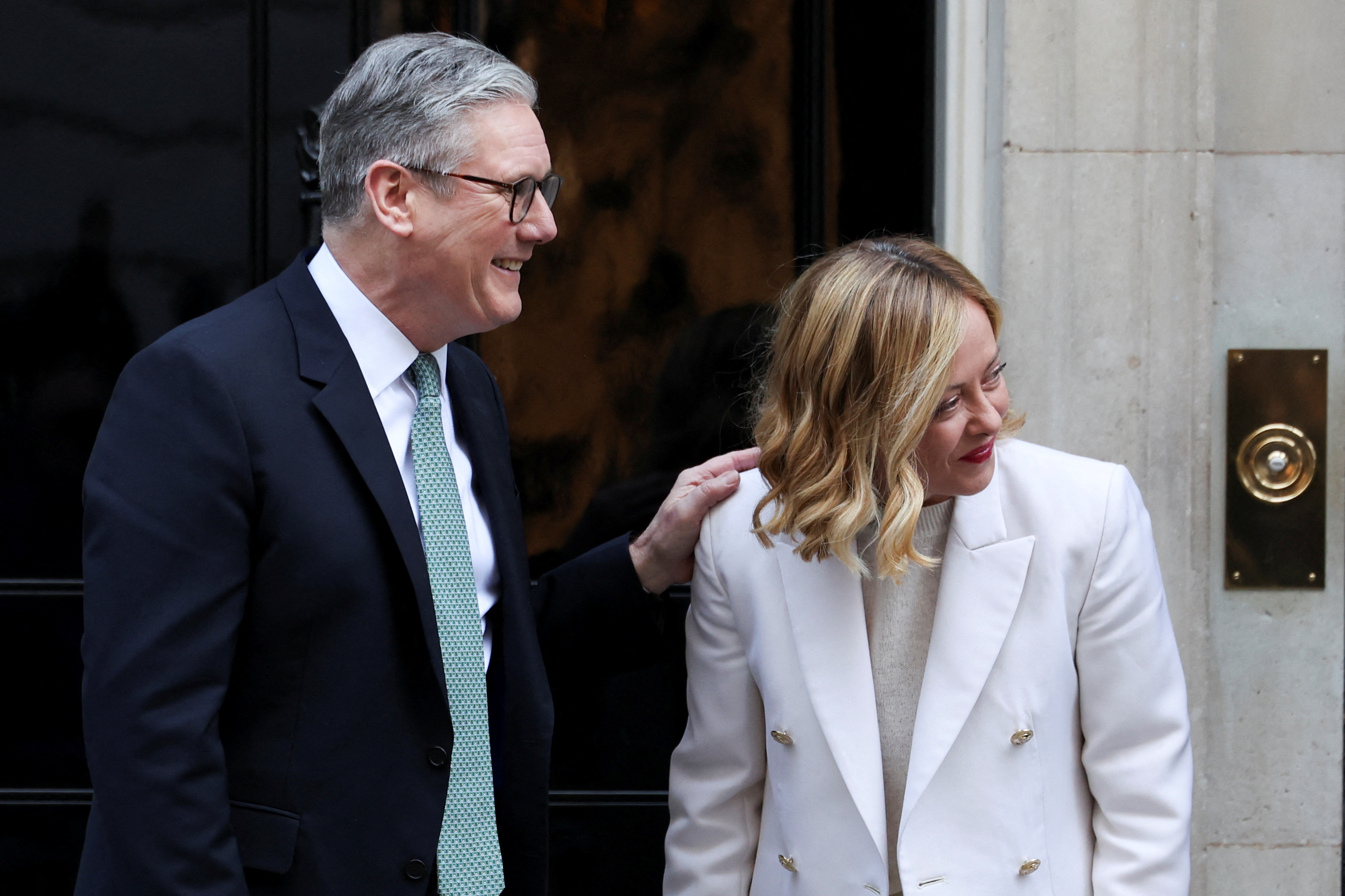 Giorgia Meloni se encuentra con Keir Starter en Downing Street, en Londres, este domingo. 