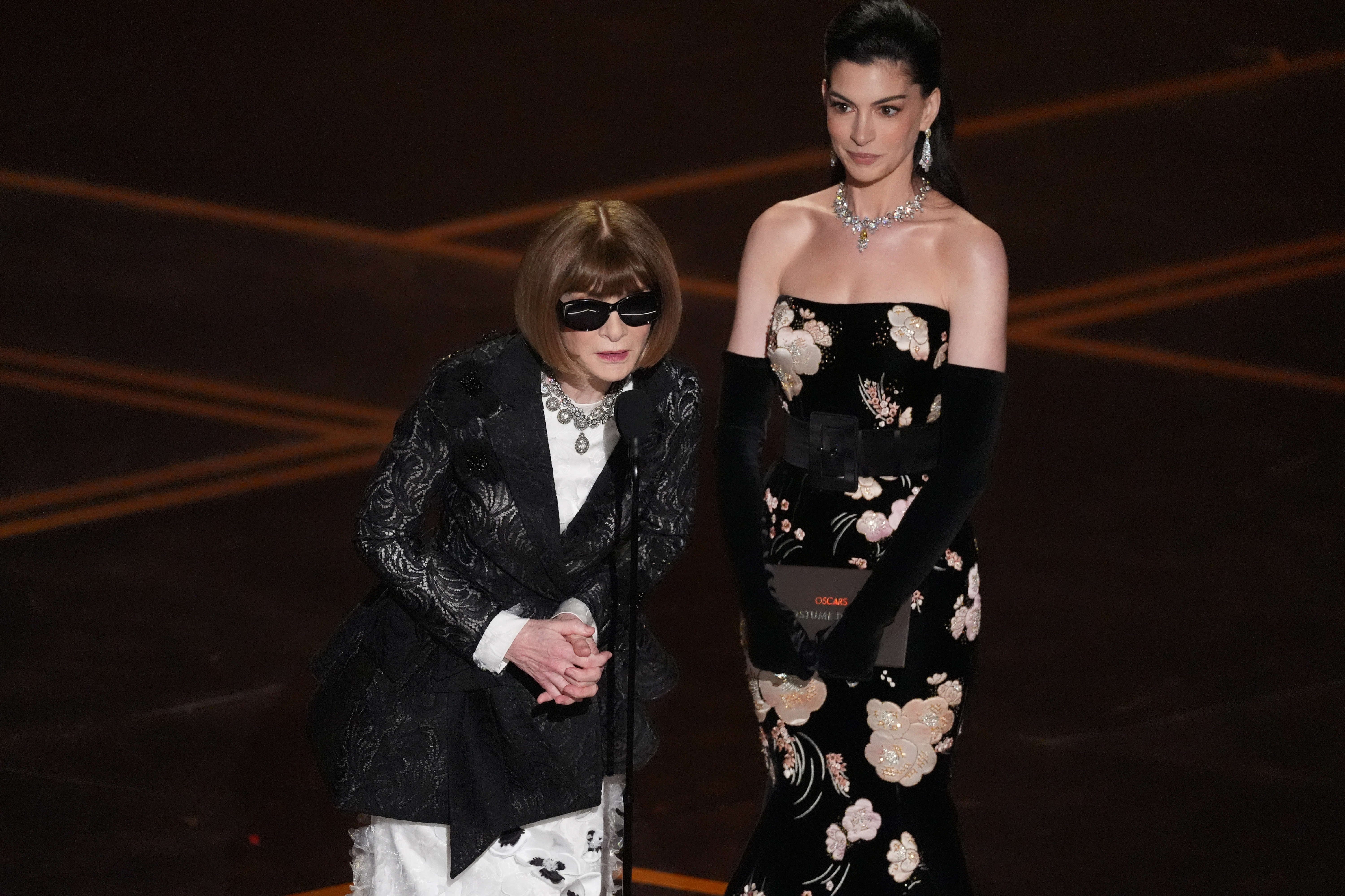 Anna Wintour, la reina de la moda, presenta dos Oscar y hasta gasta bromas
