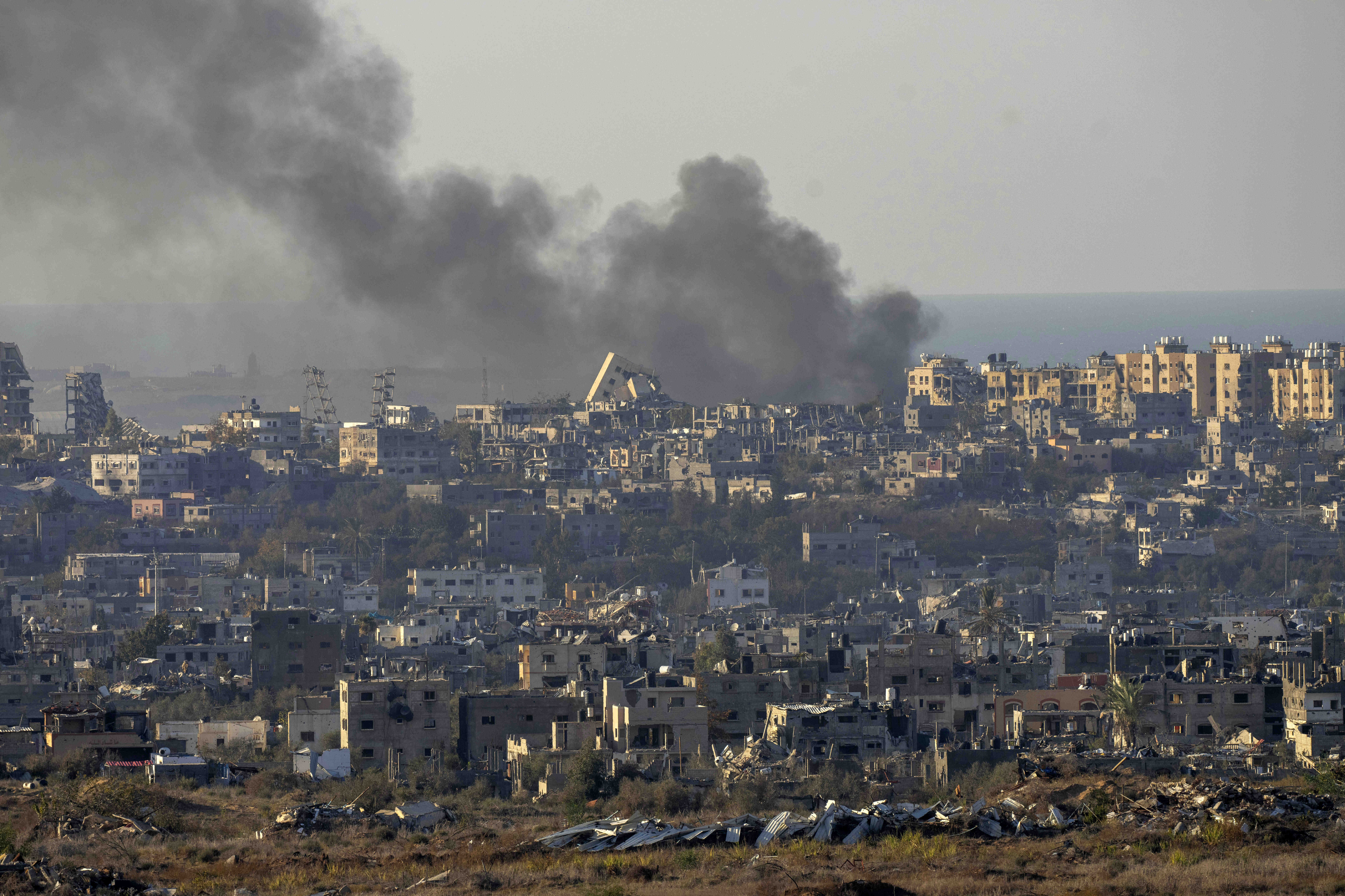 El humo se eleva tras una explosión en la franja de Gaza vista desde el sur de Israel, Wednesday, Dec.18, 2024. (AP Photo/Ohad Zwigenberg)