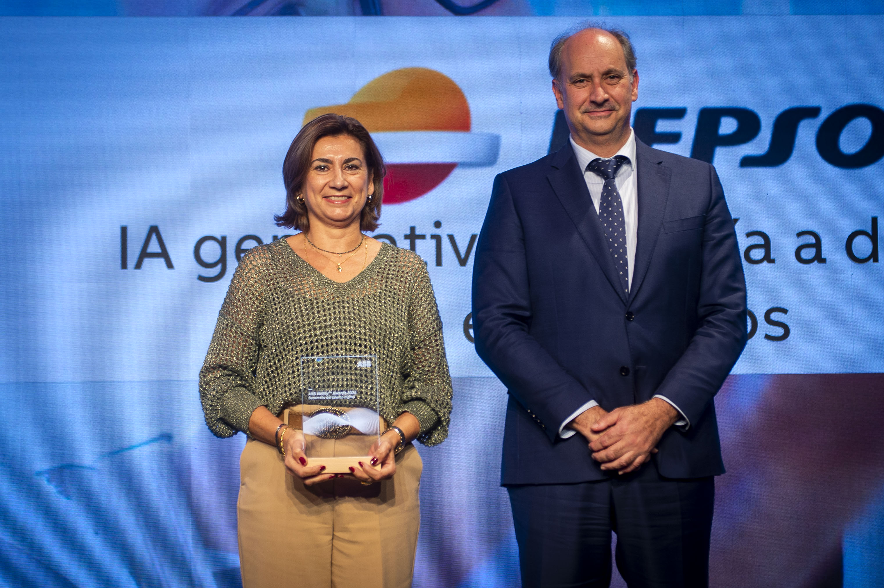 El consejero madrileño de Digitalización, Miguel López Valverde, entregó el premio a Carmen Muñoz, directora general de personas de Repsol.