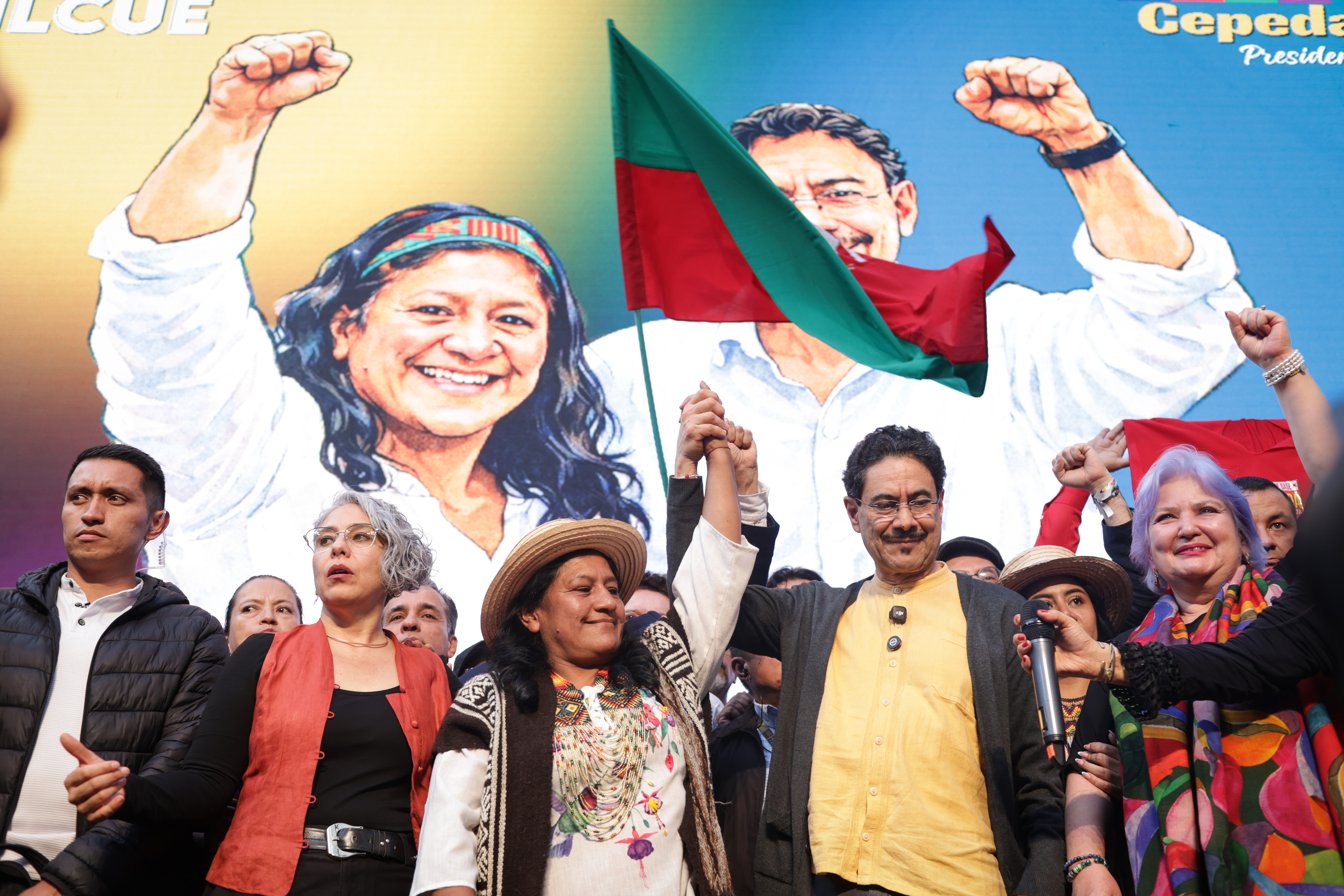 Aida Quilcué e Iván Cepeda, en la Registraduría Nacional, este miércoles.