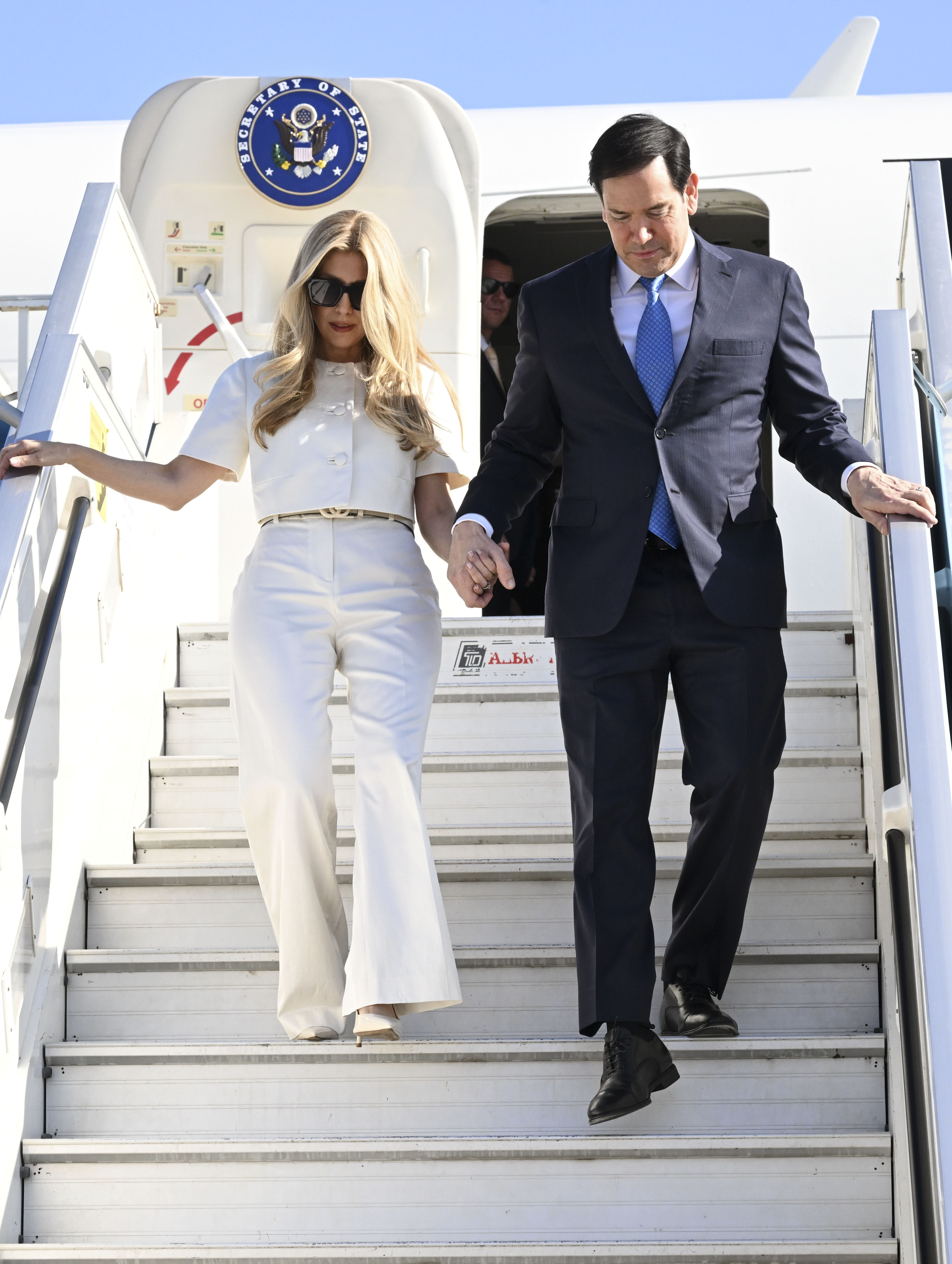 El secretario de Estado de Estados Unidos, Marco Rubio, desembarca de su avión después de aterrizar en el aeropuerto Ben Gurion en Israel, este domingo. 
