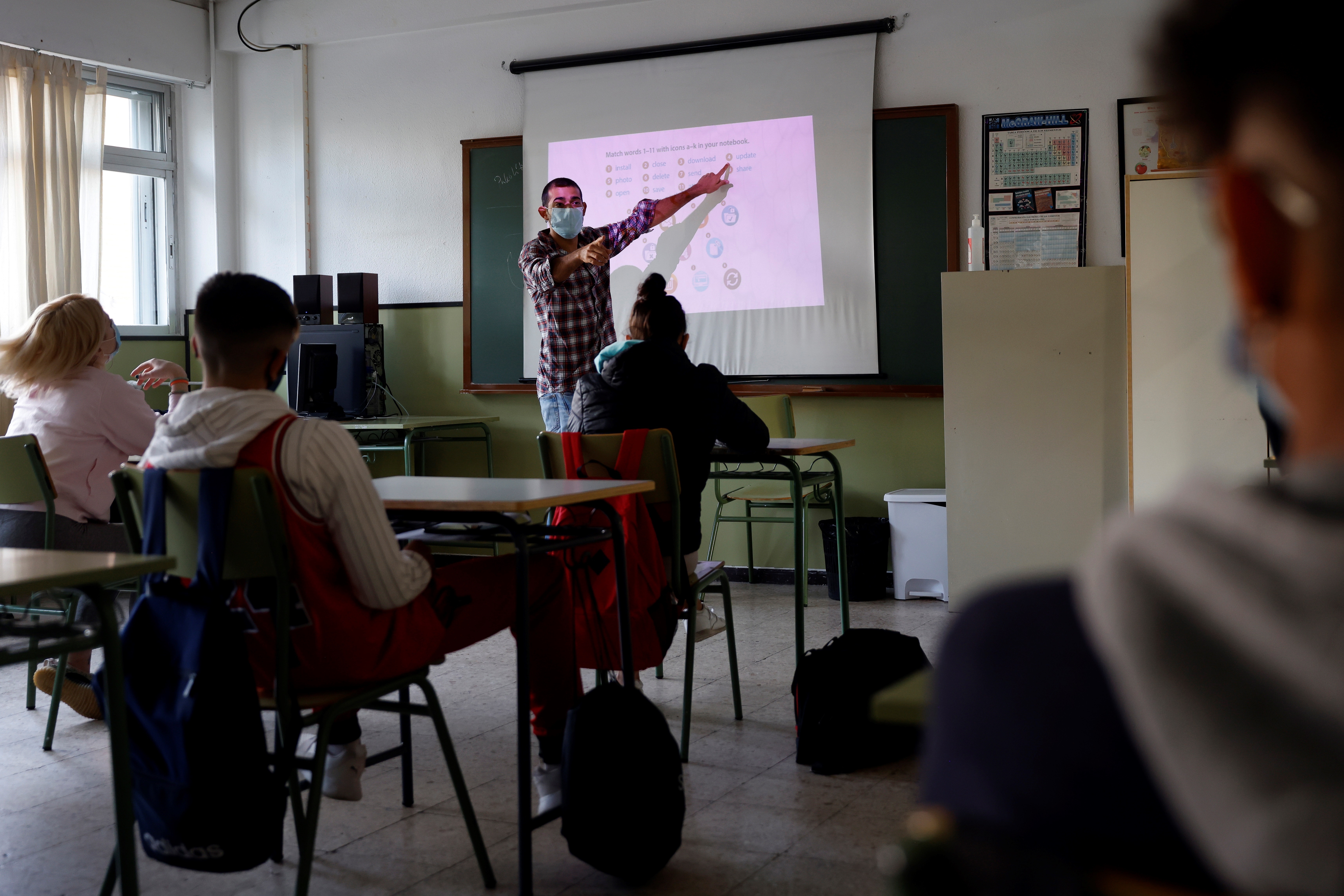 Education in Spain: Infected individuals in schools only pass coronavirus  on to an average of 0.4 people, Catalan government finds | Society | EL  PAÍS English