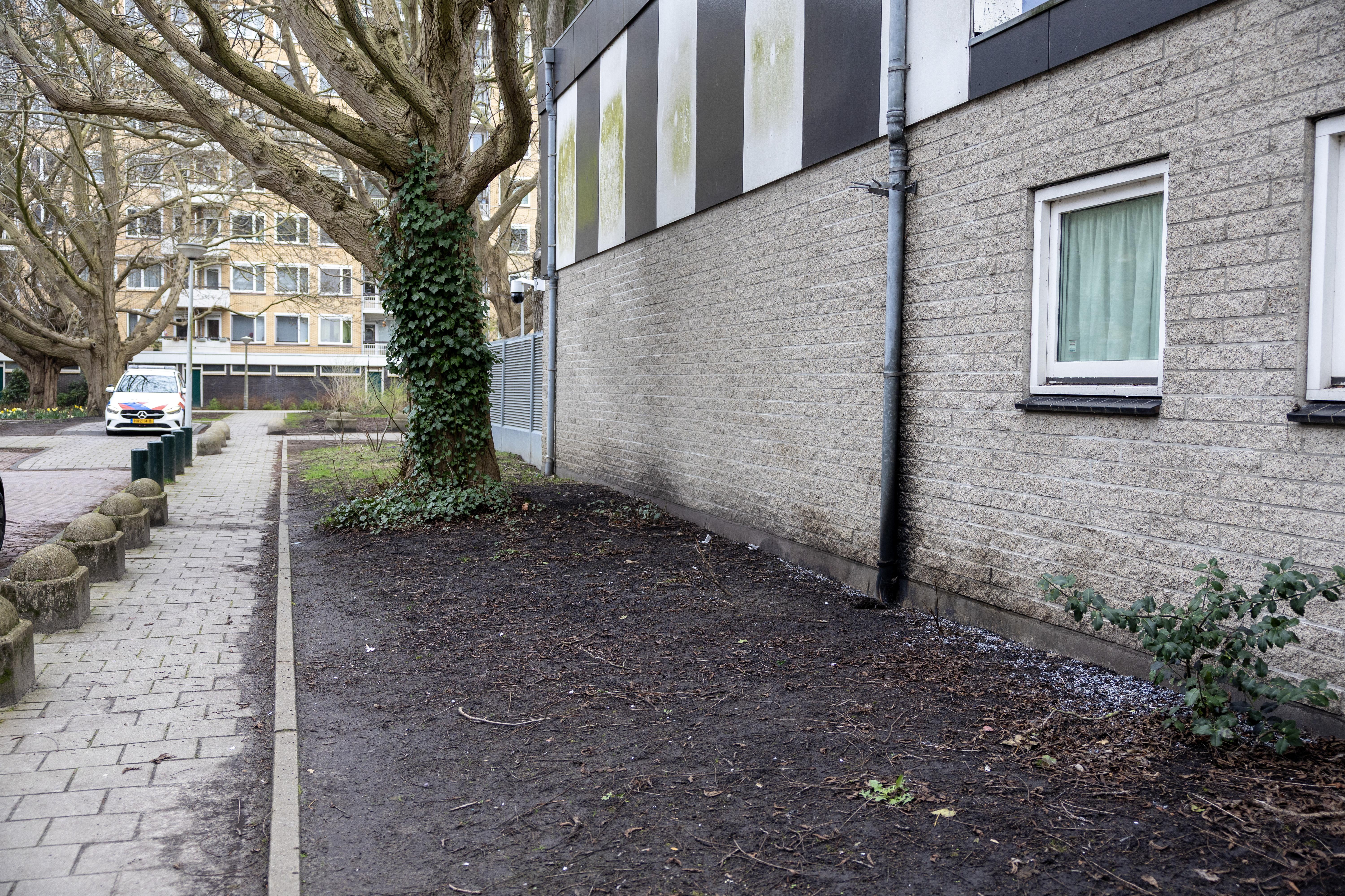 La escuela judía de Ámsterdam tras la explosión, este sábado.
