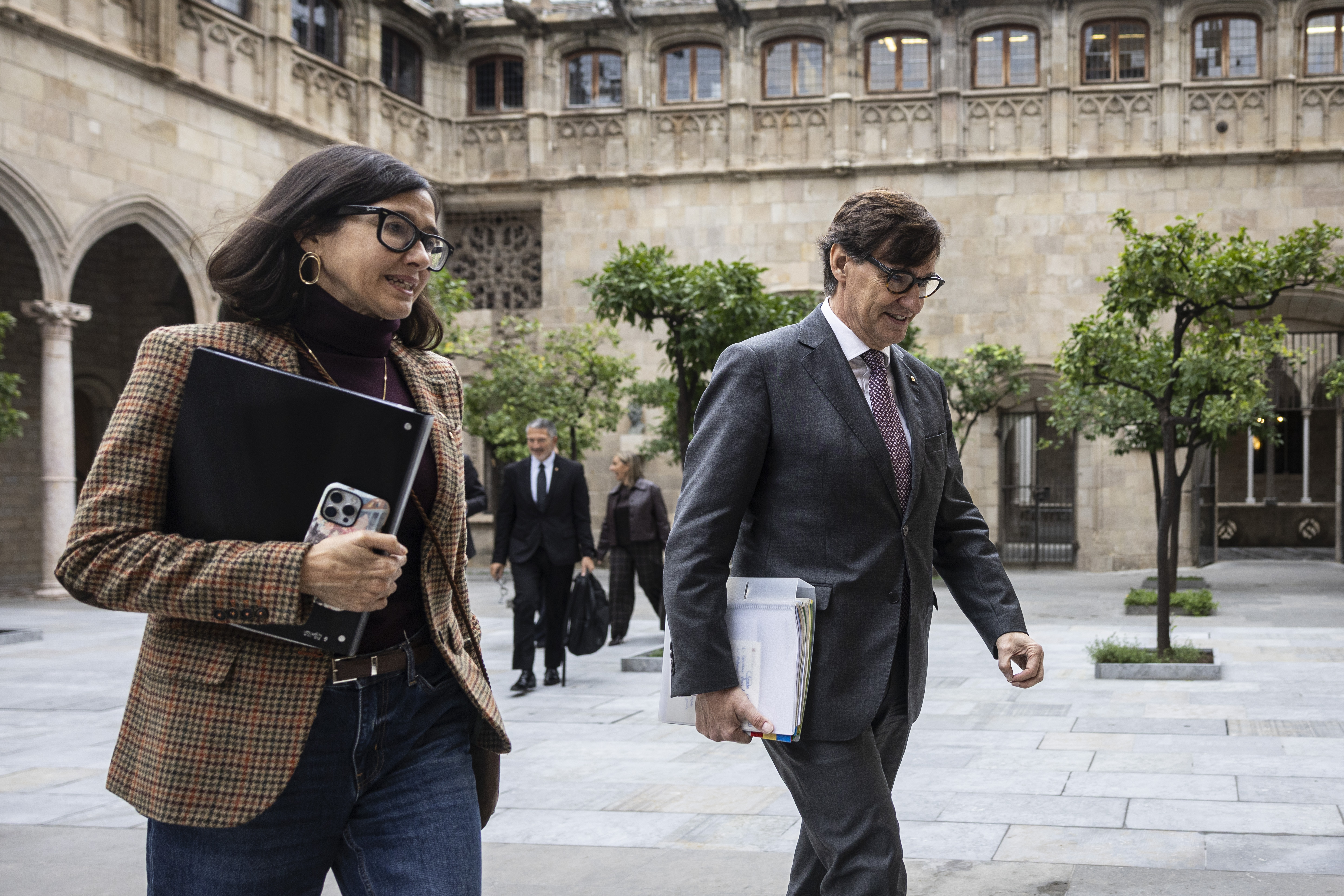 El presidente de la Generalitat de Cataluña, Salvador Illa, junto a la consejera Núria Parlon, este martes. 