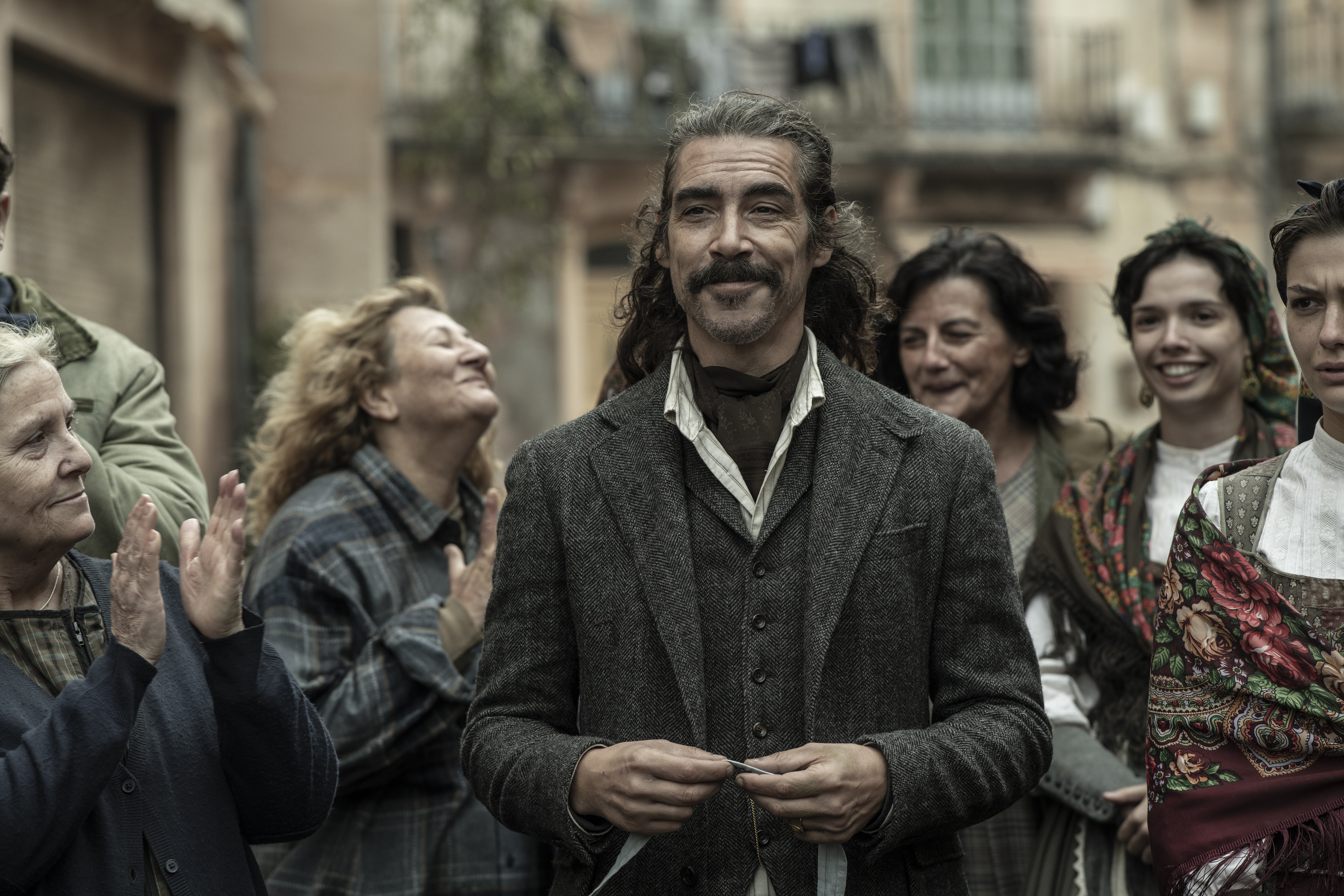 The Walking Dead' encuentra el apocalipsis en la España vacía: Buñuel, ETA,  la Sagrada Familia y 'queimadas' entre zombis | Televisión | EL PAÍS, image size:4500x3000