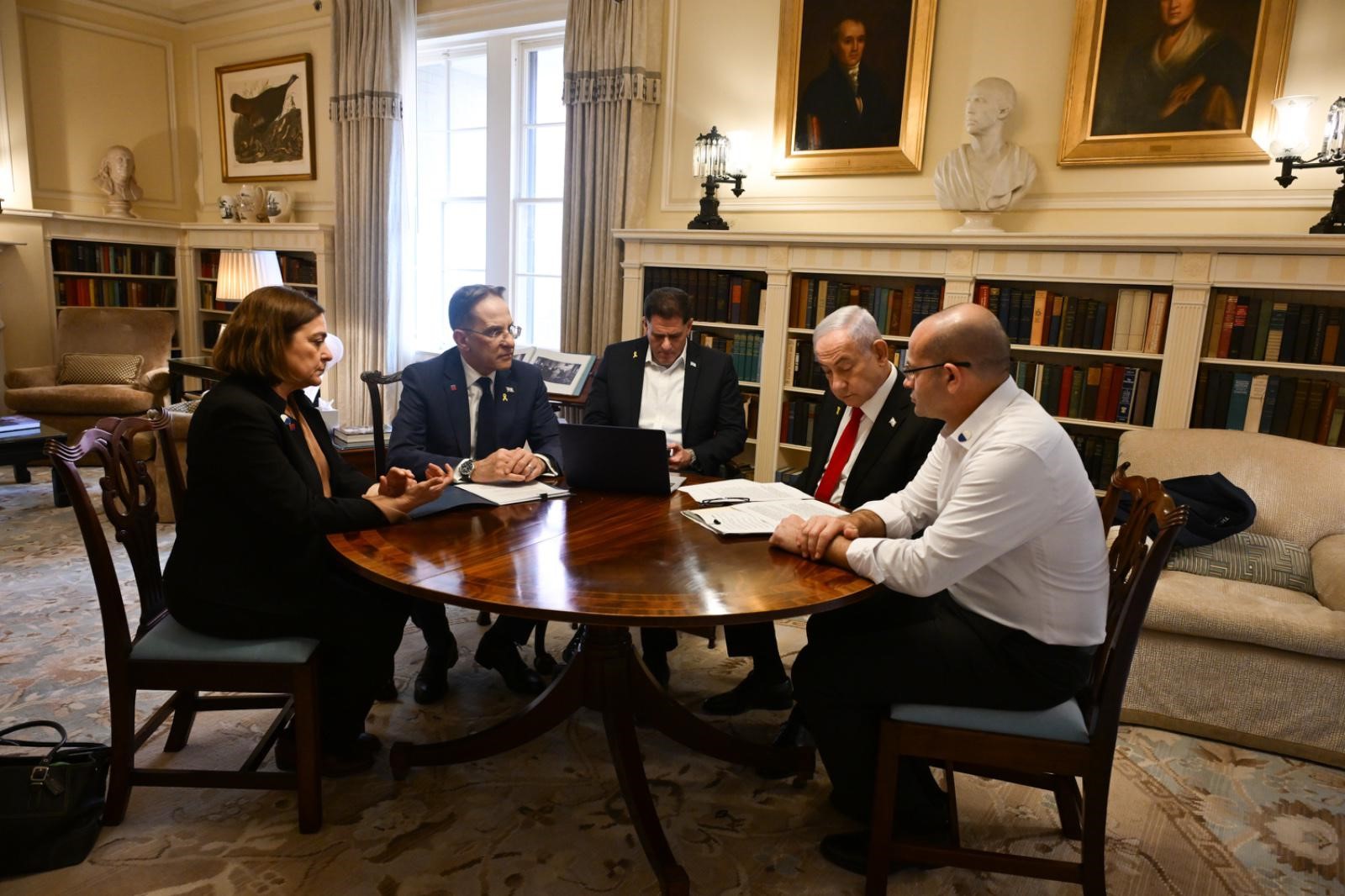 El primer ministro de Israel, Benjamin Netanyahu, prepara con su equipo la reunin de esta tarde con el presidente de Estados Unidos, Donald Trump. 