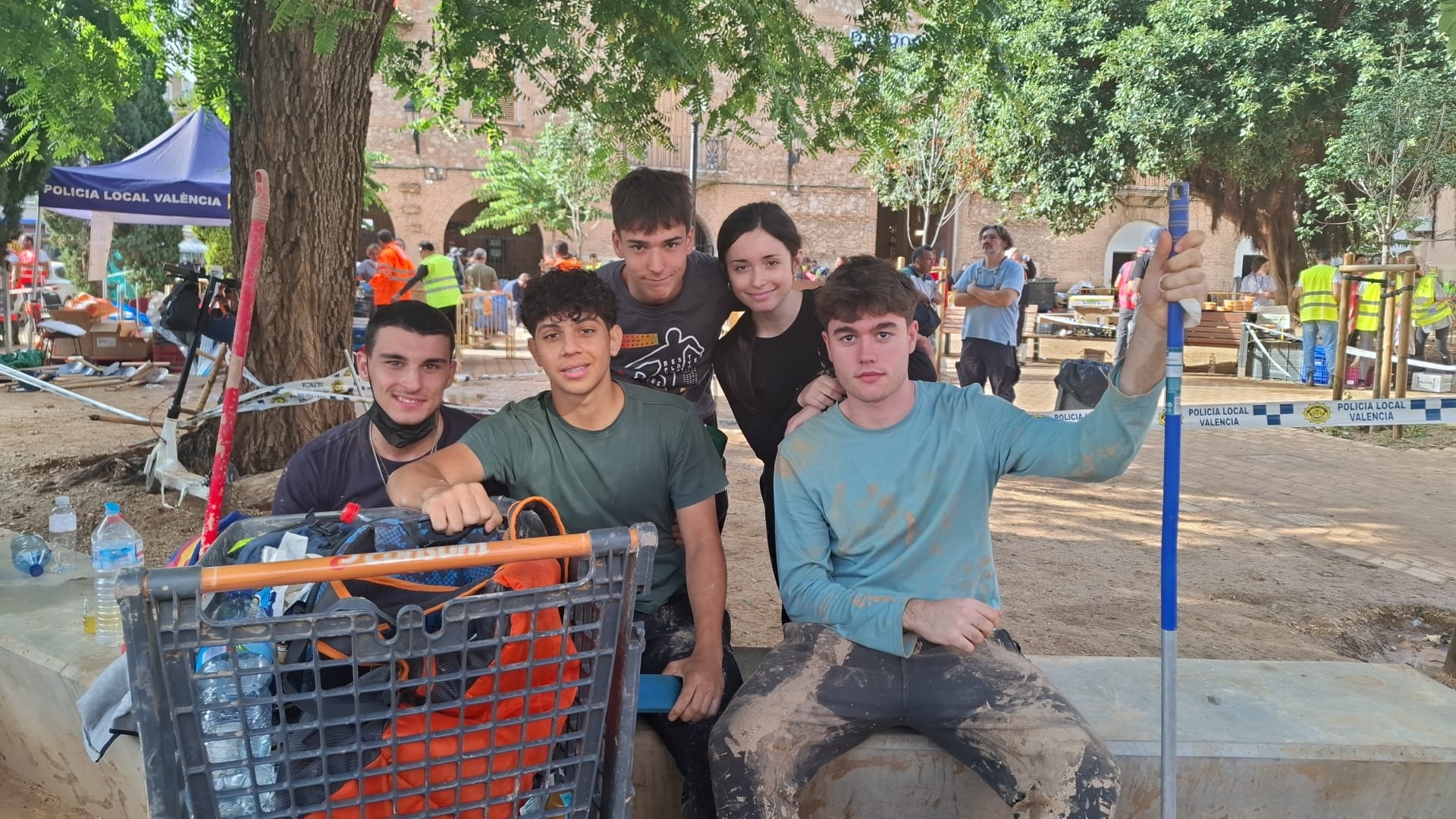 Varios de los jóvenes que están ayudando a las labores de limpieza de la dana