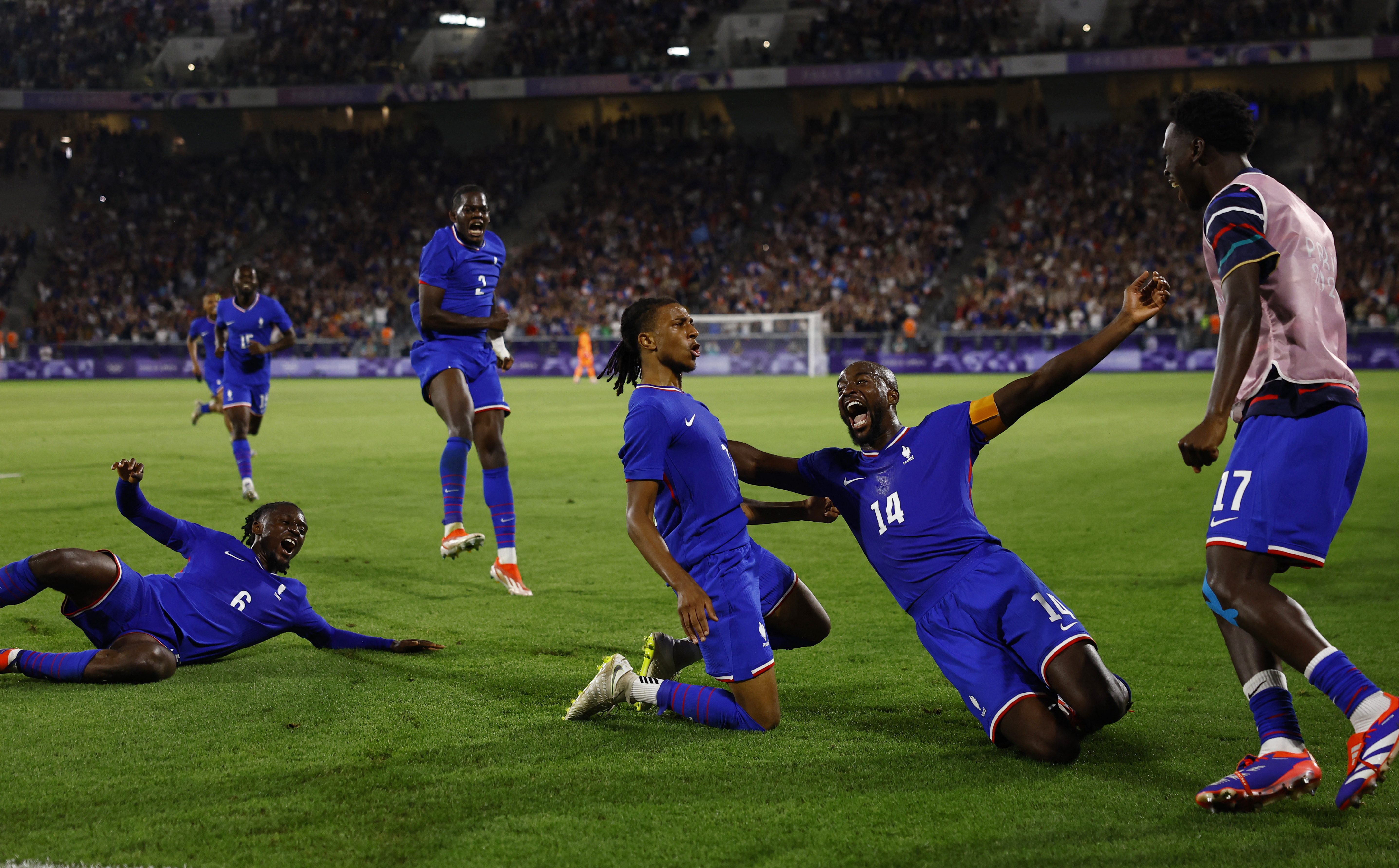 Paris 2024 Olympics - Football - Men's Quarter-final - France vs Argentina - Bordeaux Stadium, Bordeaux, France - August 02, 2024. Michael Olise of France celebrates after scoring a goal later disallowed. REUTERS/Susana Vera