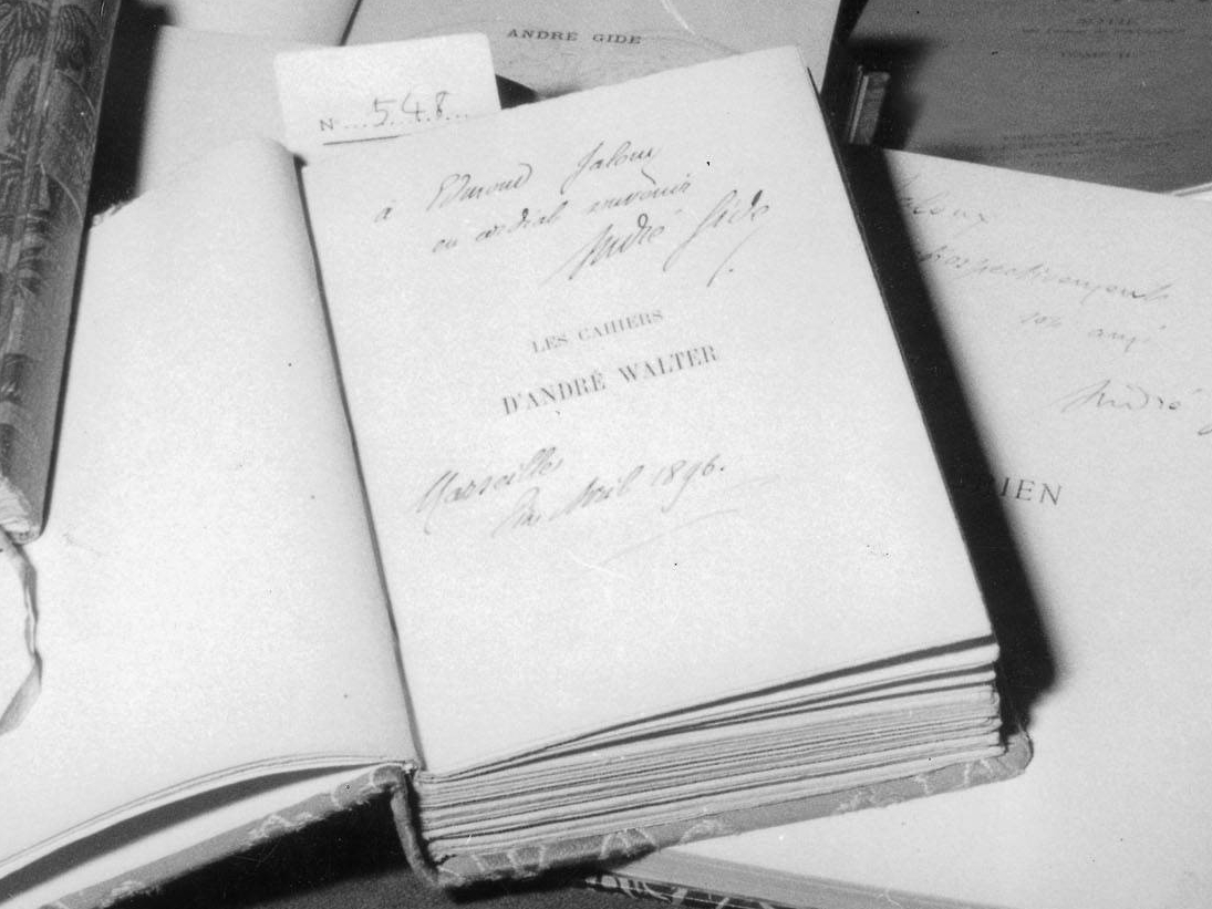 Vente de manuscrits dedicaces d'Andre Gide (Les caves du vatican, Les cahiers d'Andre Walter) a l'hotel Drouot a Paris le 19 fevrier 1959 Neg:A68419 --- Sale of signed manuscripts of Andre Gide in paris february 19, 1959 *** Local Caption *** Sale of signed manuscripts of Andre Gide in paris february 19, 1959
