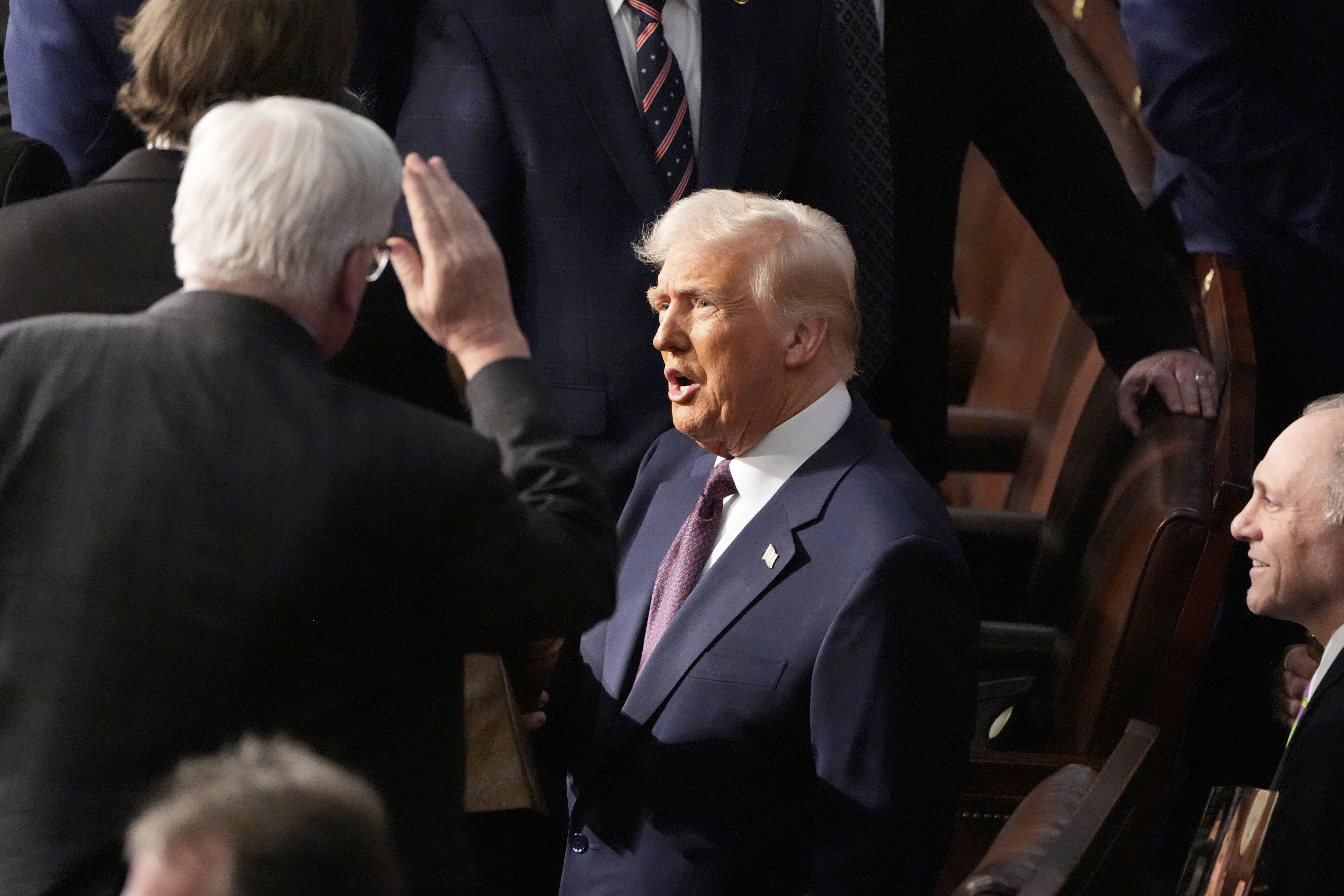 Donald Trump es recibido en el Capitolio con un largo aplauso