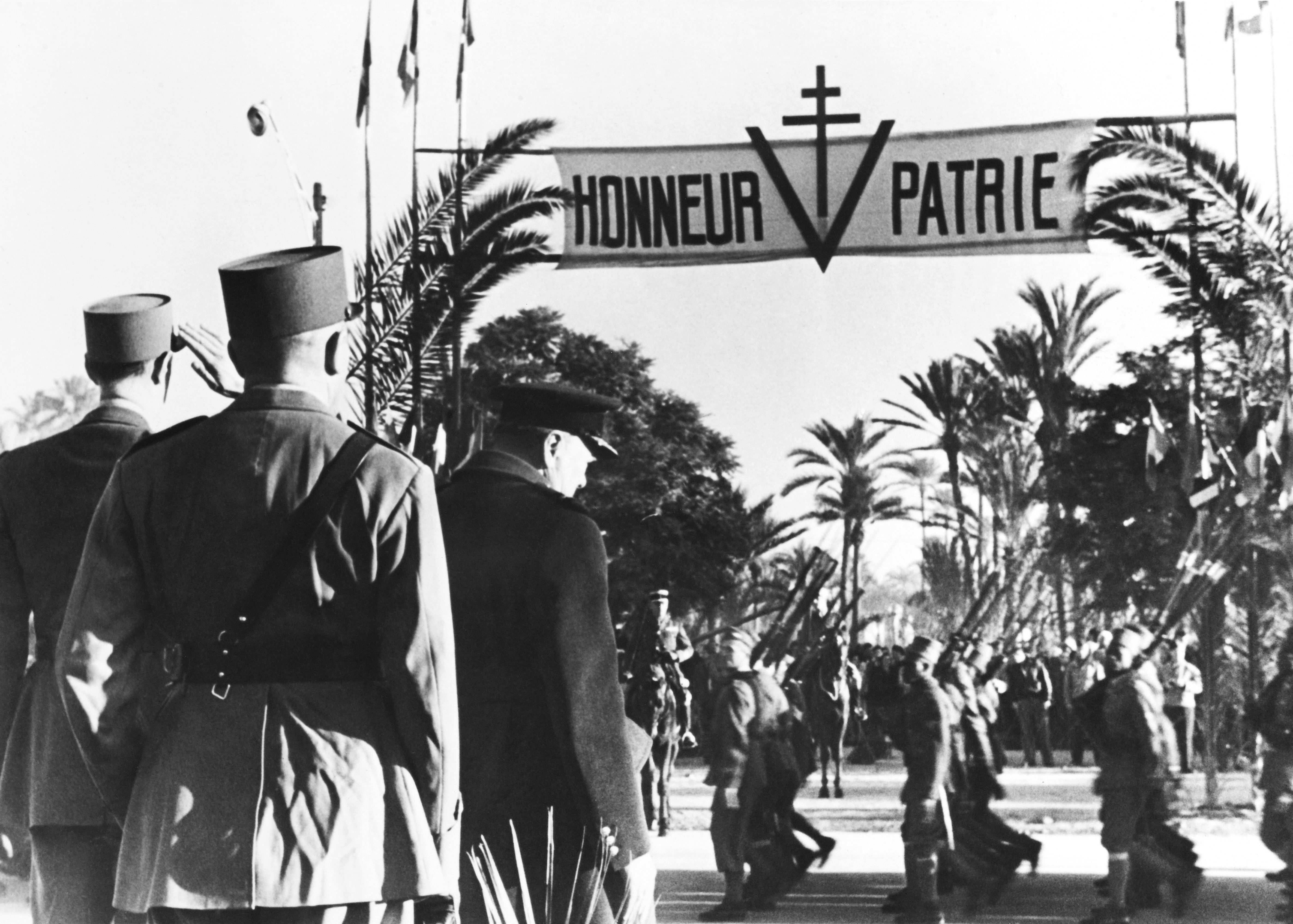 De Gaulle y Churchill ven desfilar las tropas francesas en Marraquech (Marruecos), en enero de 1944.