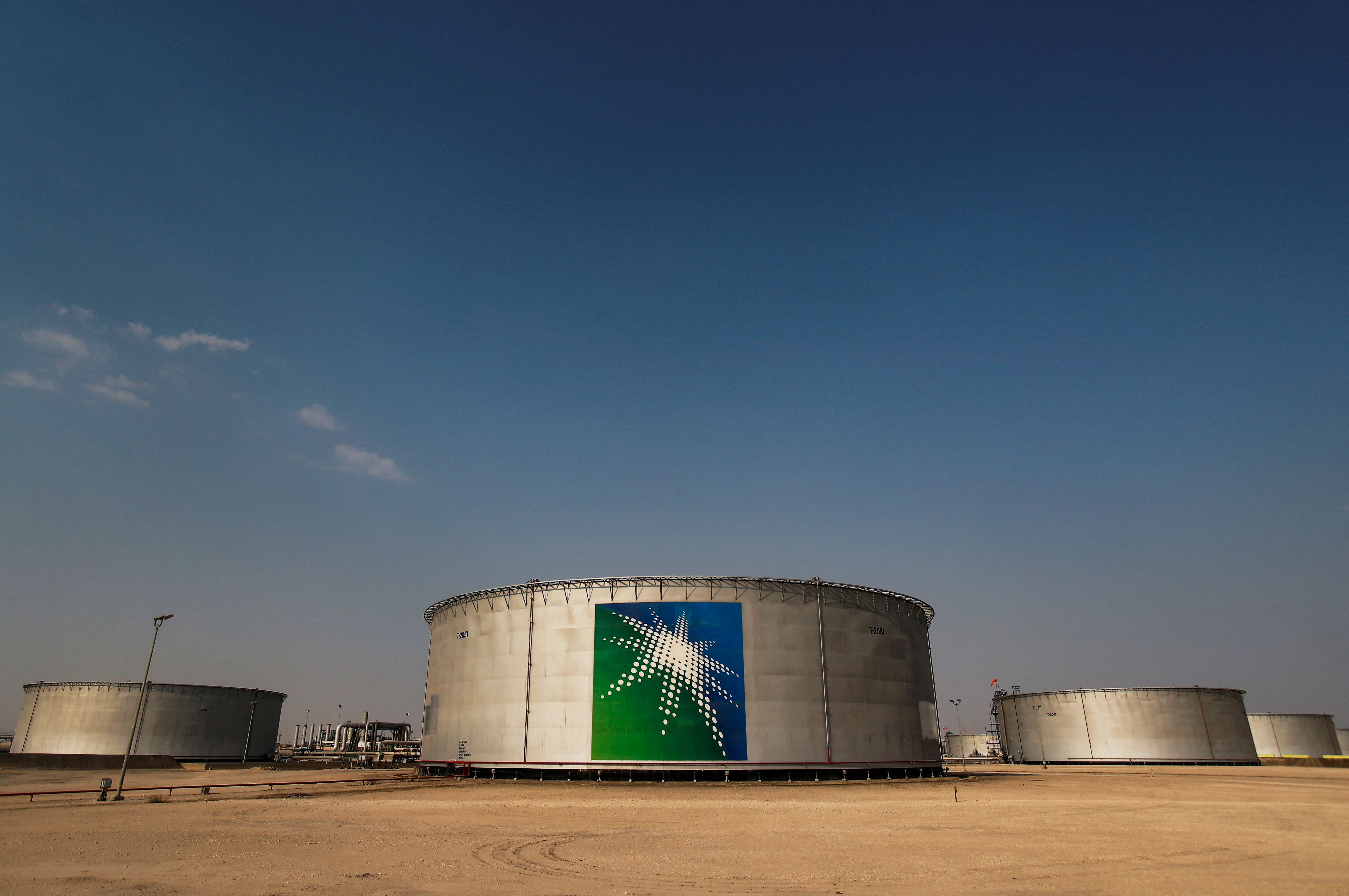 Arabia Saudí extenderá a septiembre su recorte unilateral de producción de petróleo