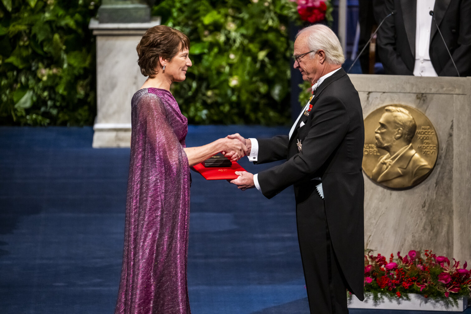 Carolyn Bertozzi recibe el Nobel de manos del rey Carlos Gustavo de Suecia, el 10 de diciembre, en Estocolmo.