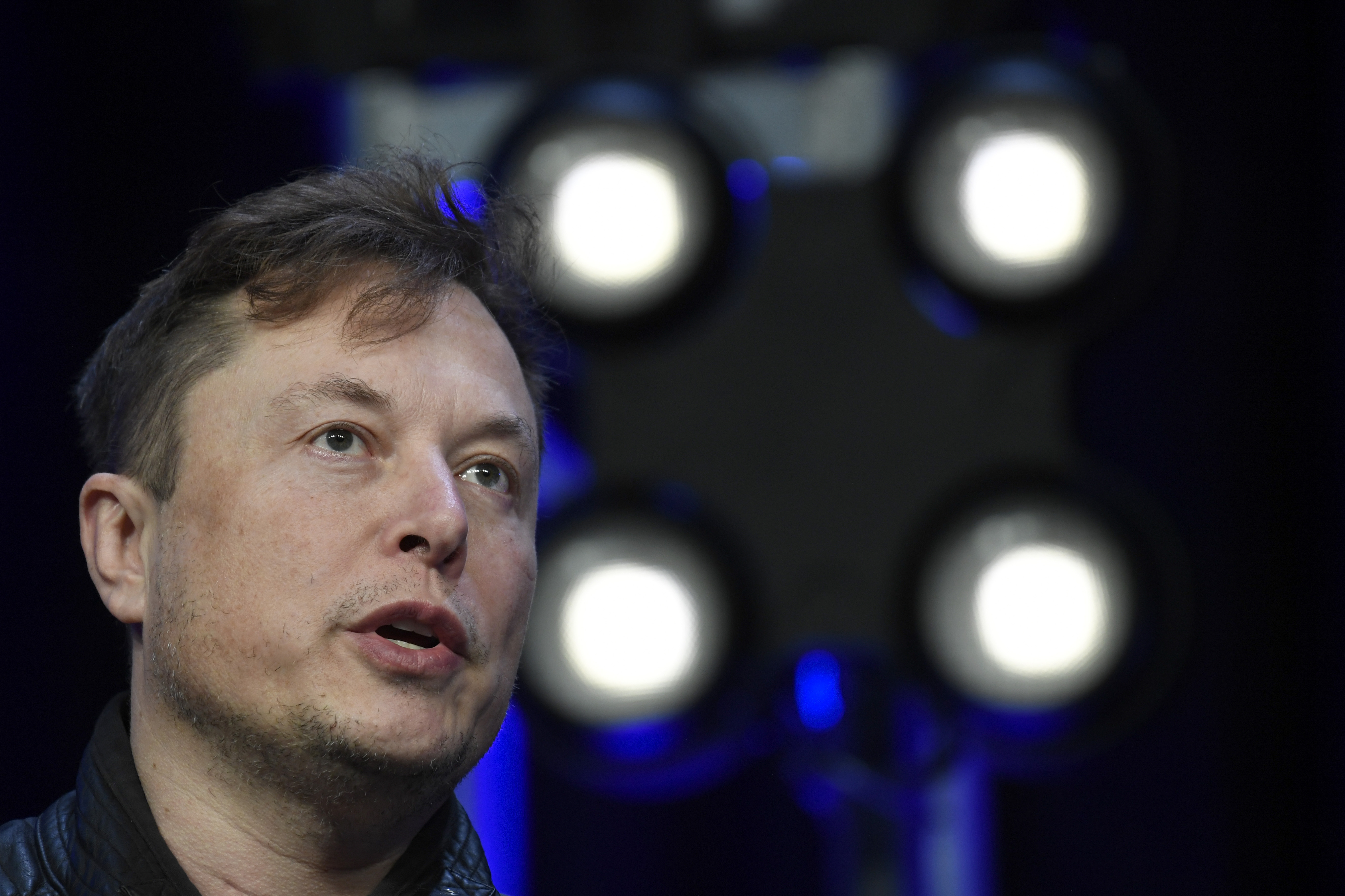 Elon Musk amenaza con abandonar la compra de Twitter entre acusaciones a sus directivos