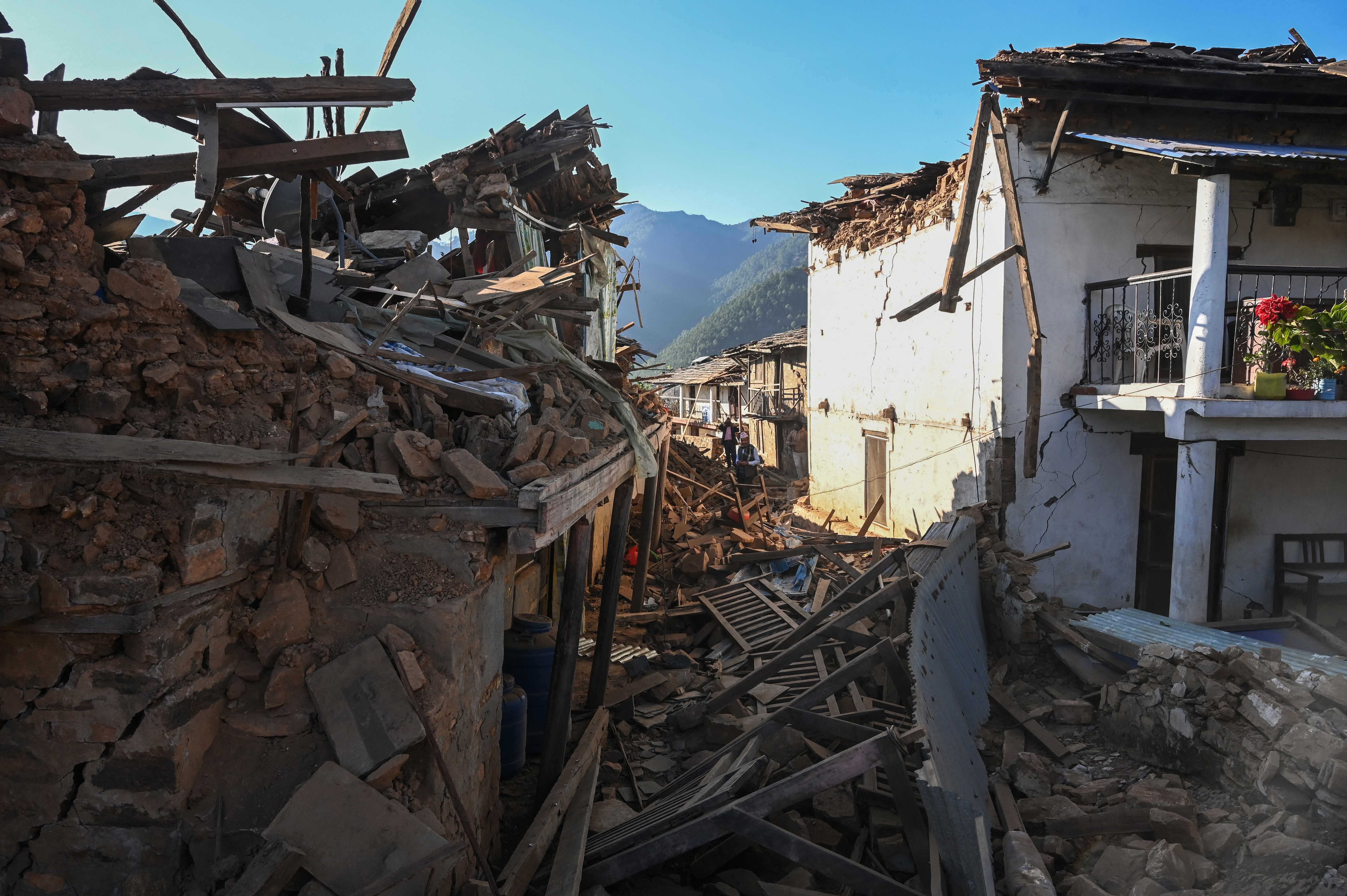 Al menos 157 muertos y 197 heridos tras un terremoto de magnitud 6,4 en Nepal