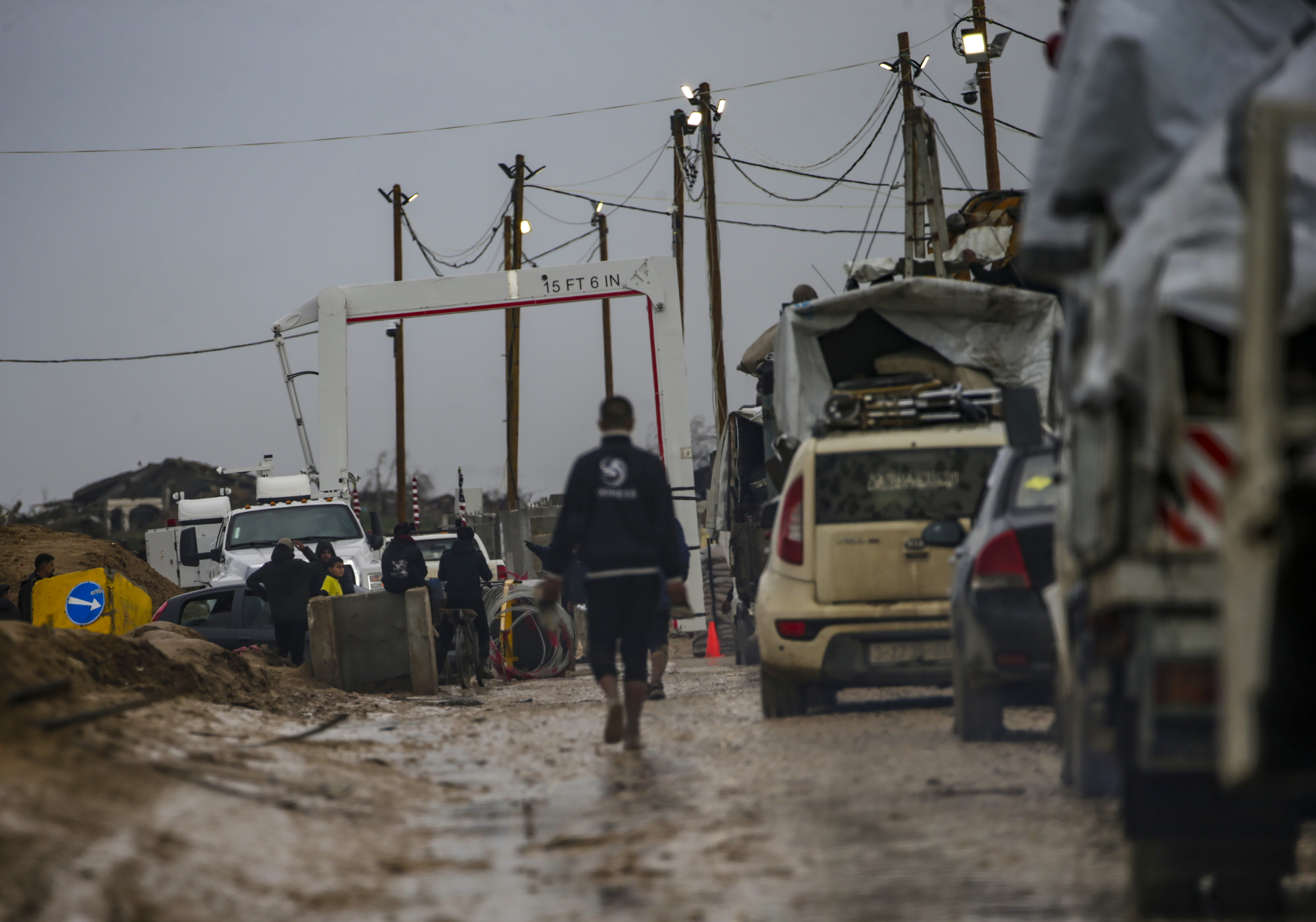 GAZA (---), 12/02/2025.- Palestinians travel from the southern Gaza Strip towards the north following the withdrawal of Israeli troops from the Netzarim Corridor, central Gaza Strip, 12 February 2025. Israel and Hamas implemented the first phase of a hostage release and ceasefire deal on 19 January 2025. More than 48,000 Palestinians have been killed in the Gaza Strip, according to the Palestinian Ministry of Health, since Israel launched a military campaign in the strip in response to a cross-border attack led by the Palestinian militant group Hamas on 07 October 2023, in which about 1,200 Israelis were killed and more than 250 taken hostage. EFE/EPA/MOHAMMED SABER
