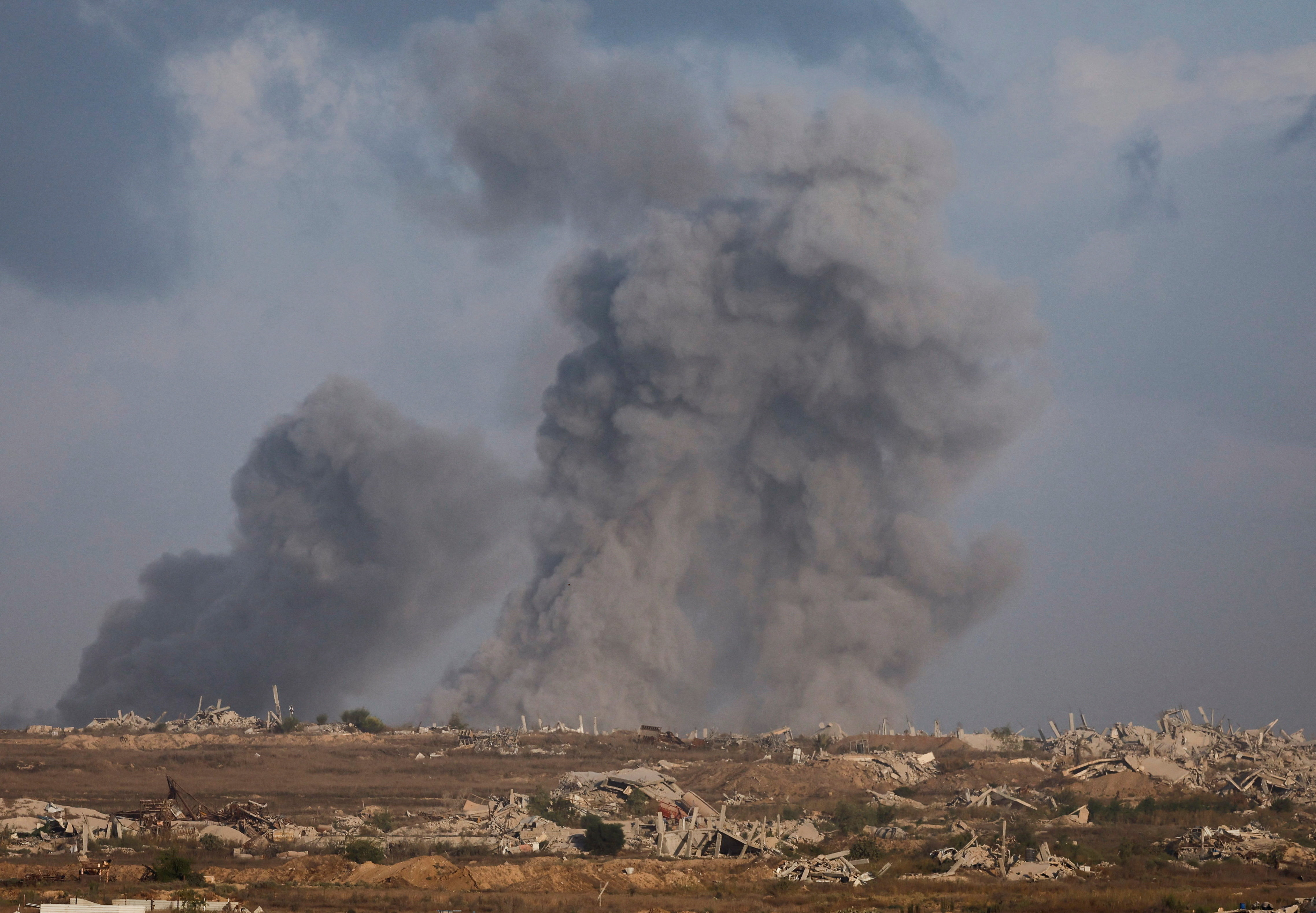 Smoke rises from Gaza after an explosion, as seen from Israel, September 19, 2025.REUTERS/Ammar Awad