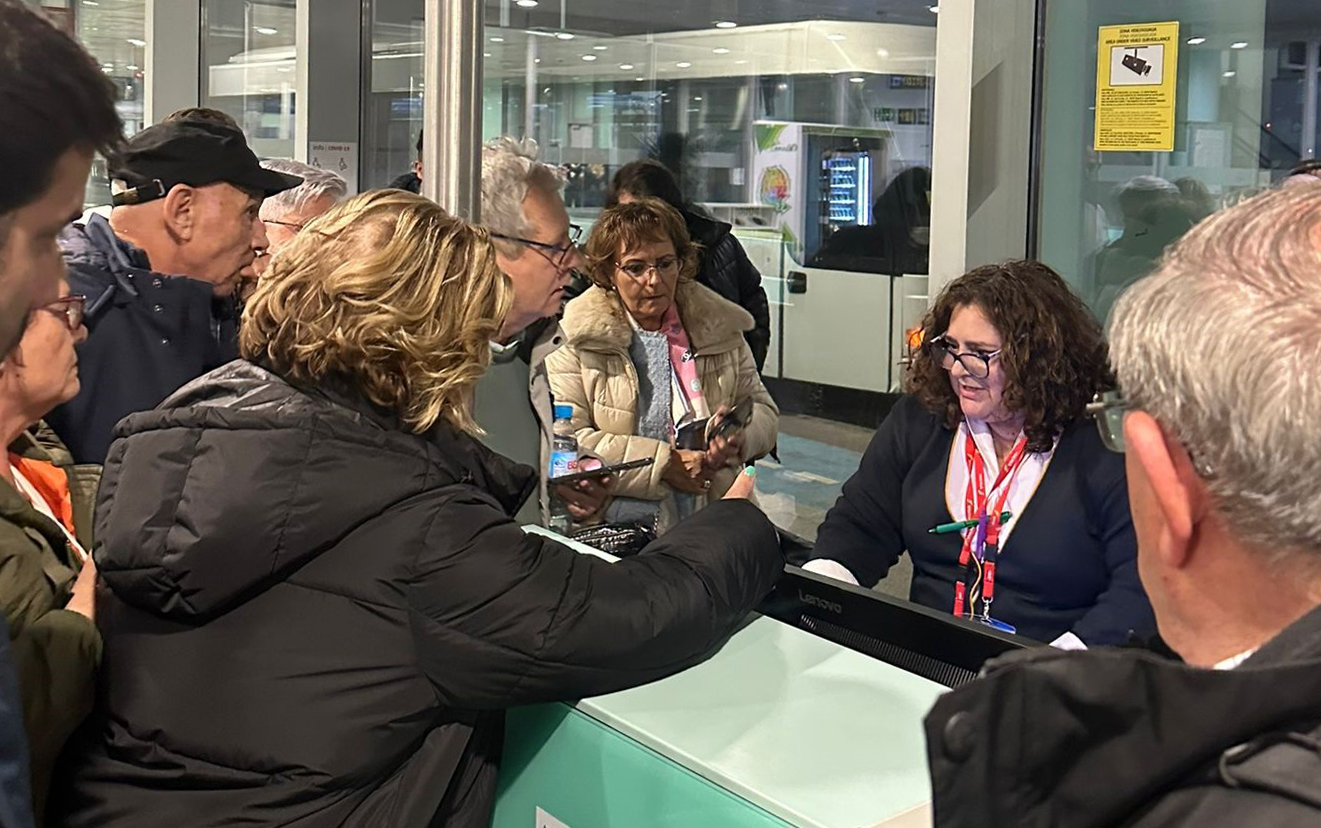 Air Nostrum cuela a los jugadores del Sevilla en un vuelo y obliga a 80 pasajeros a viajar a Madrid en autobús