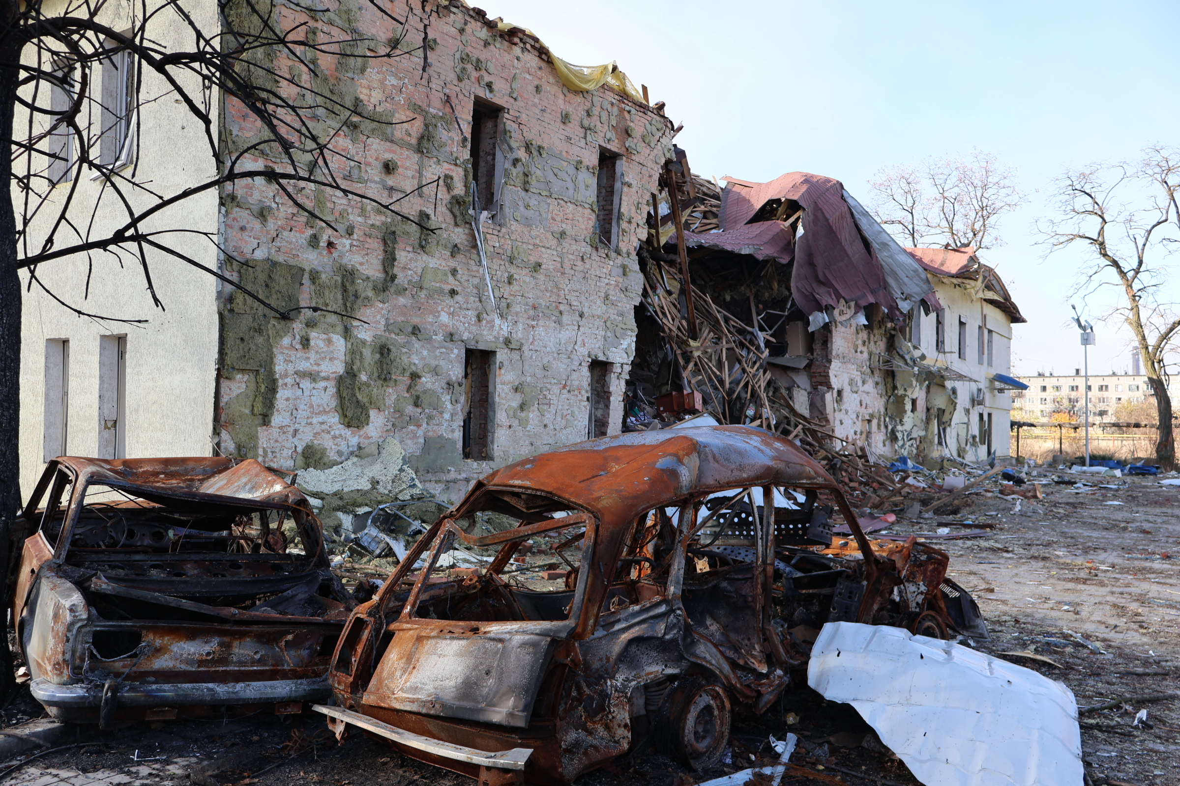 Edificio y vehículos destruidos en Ocheretine, Ucrania.