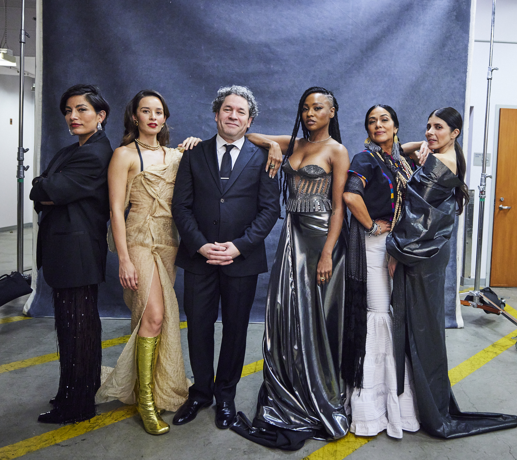 Gustavo Dudamel sube a seis cantantes latinas al escenario de la Filarmónica de Los Ángeles