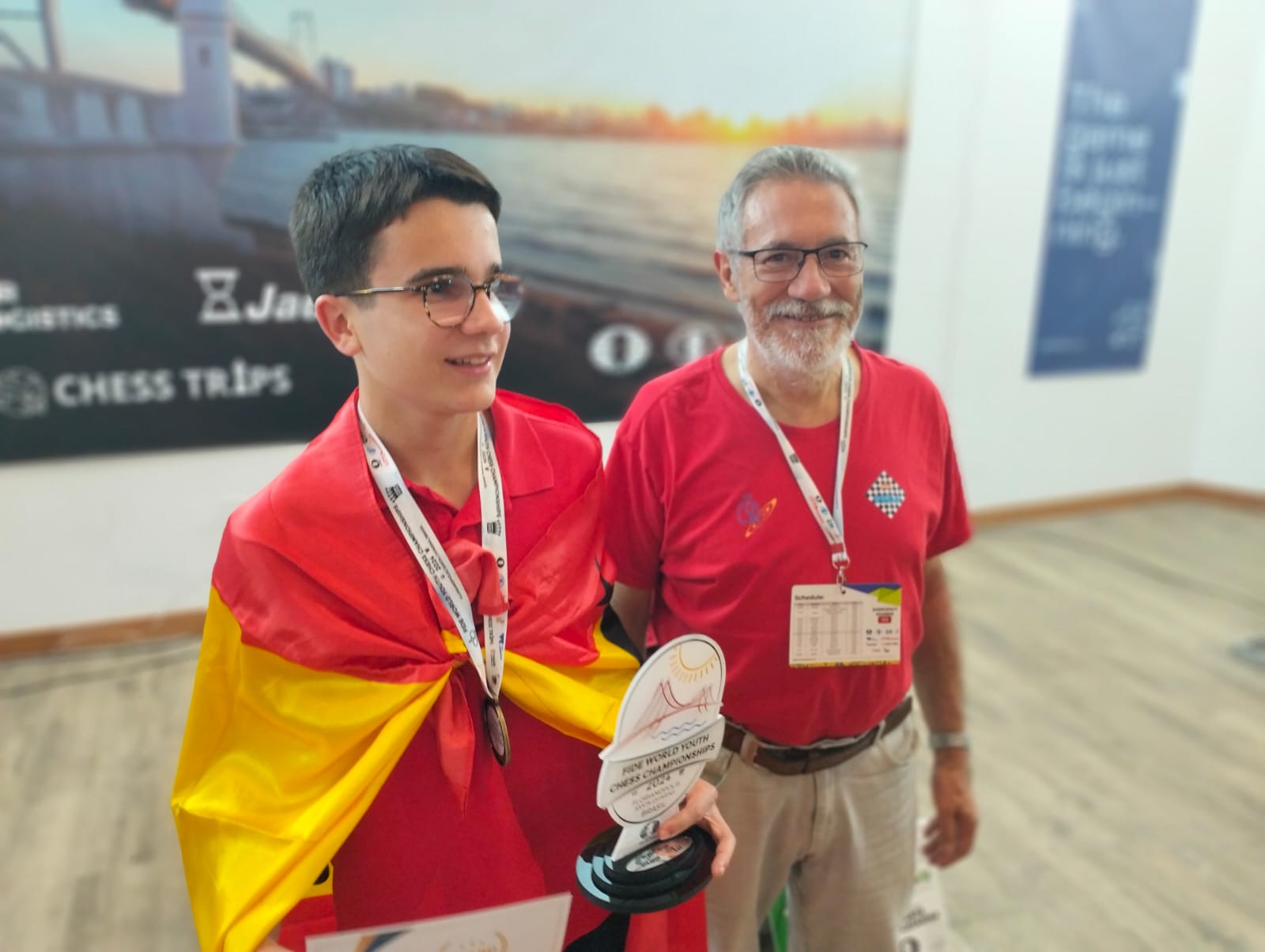 Javier Habans y su entrenador, Jess de la Villa, en la madrugada de este domingo tras ganar el Mundial sub 16 en Florianpolis (Brasil)