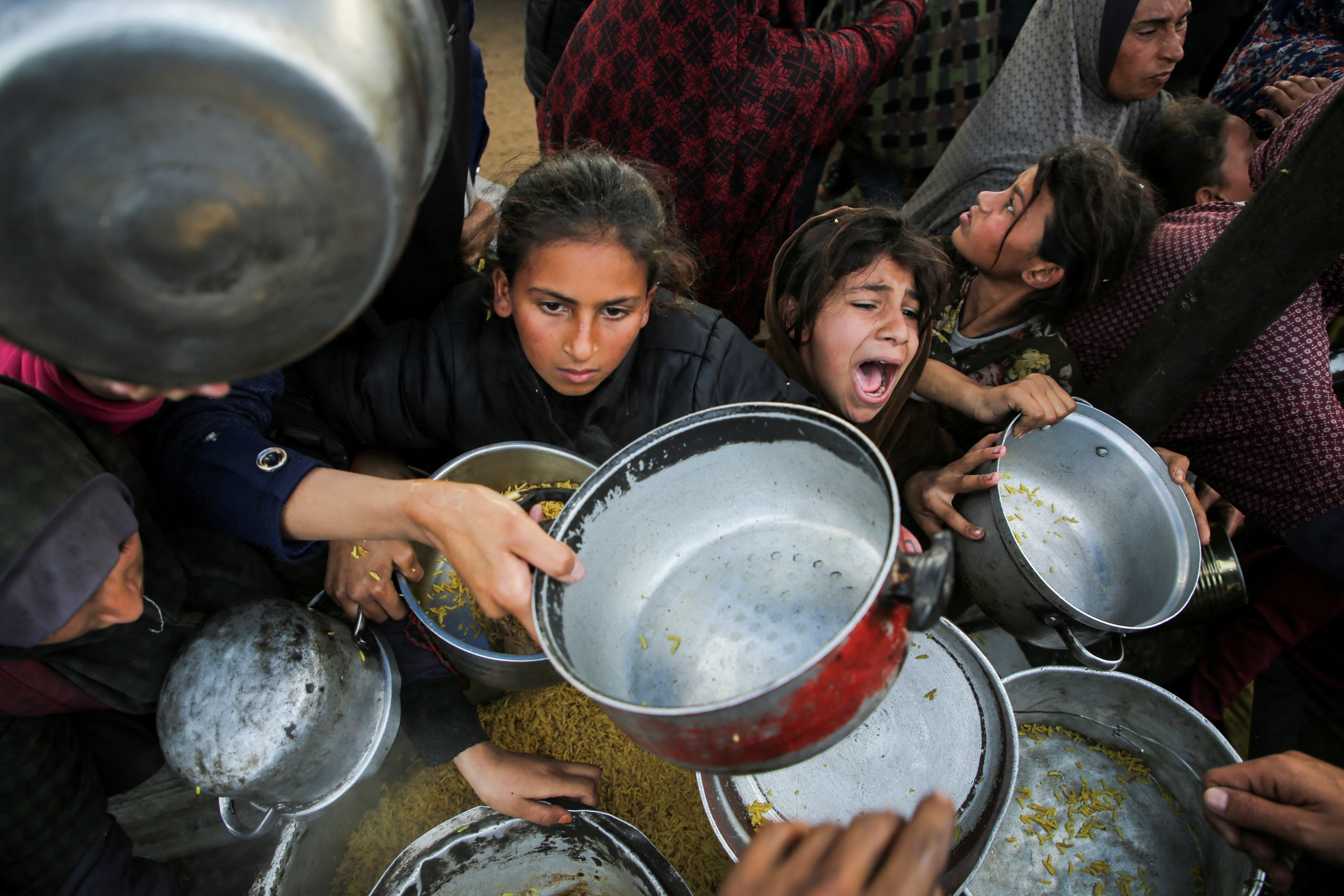 Las colas del hambre en la franja de Gaza, en imágenes