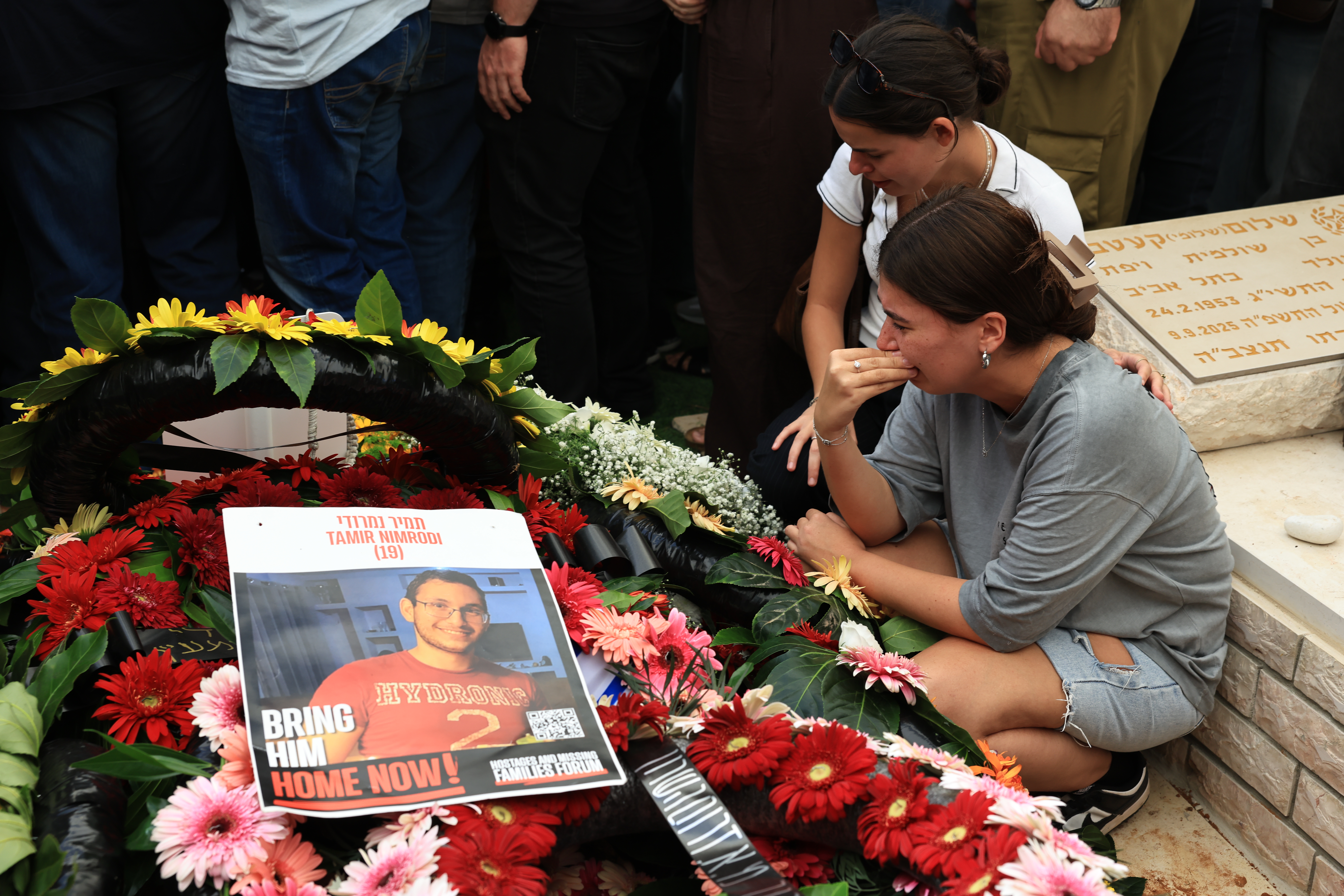 KFAR SABA, ISRAEL - OCTOBER 16: Mourners gather during a funeral for Tamir Nimrodi, an Israeli soldier who was captured on Oct. 7, 2023 and died in captivity in Gaza, on October 16, 2025 in Kfar Saba, Israel. Nimrodi was among the deceased hostages whose bodies were returned this week as part of the ceasefire agreement between Israel and Hamas. (Photo by Chris McGrath/Getty Images)