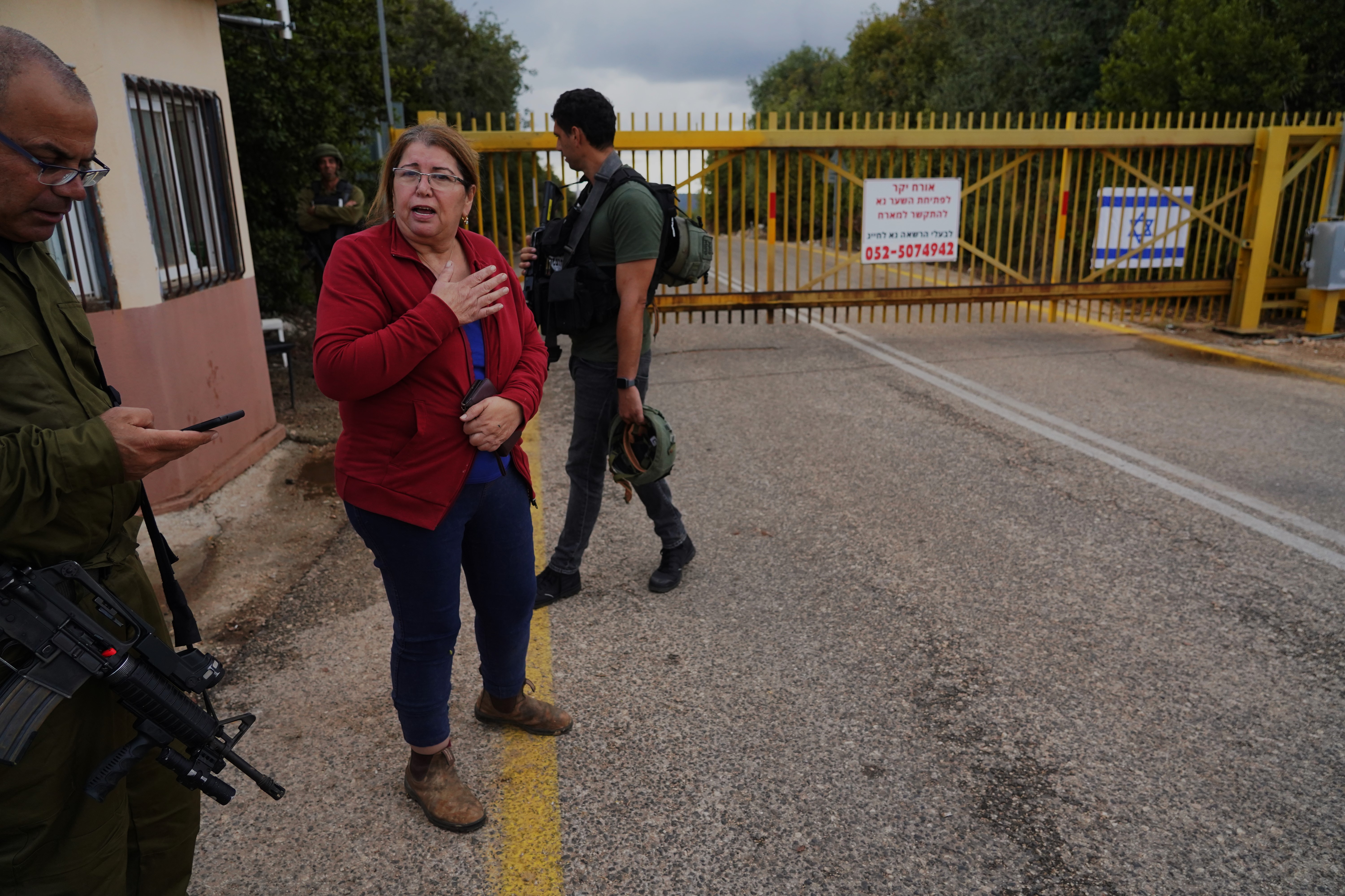 Ora Hatan (no centro) é um dos poucos civis que restam em Shtula após o ataque do Hezbollah no Líbano neste domingo.