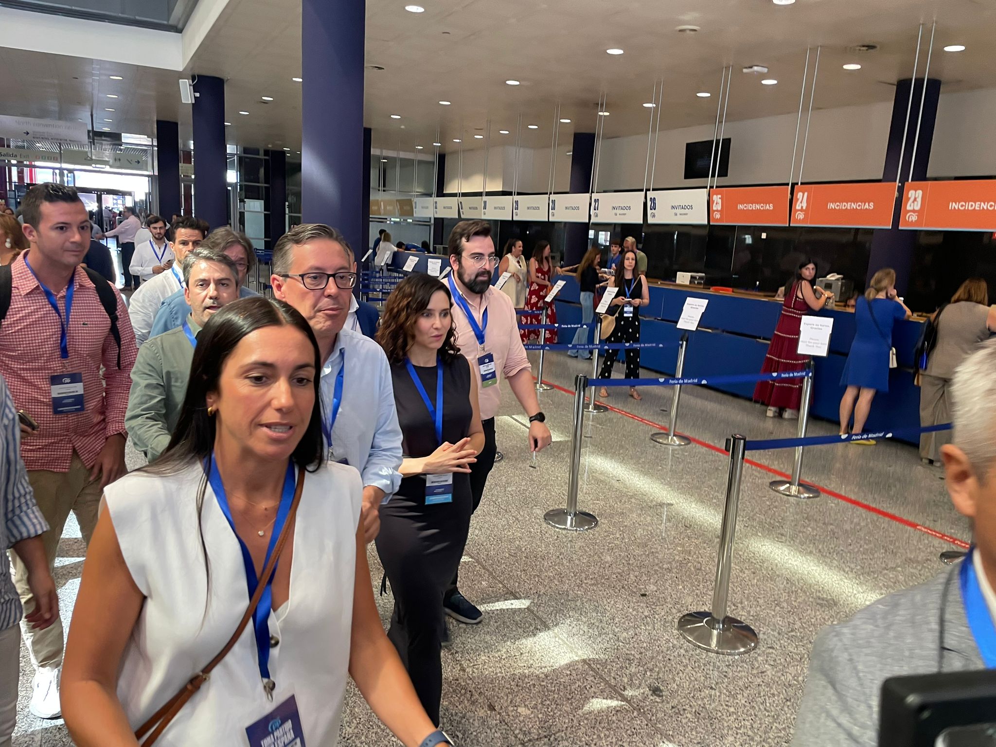 Comienzan a llegar los presidentes autonómicos para escuchar el discurso de Alberto Núñez Feijóo. Llega la anfitriona y presidenta de la Comunidad de Madrid, Isabel Díaz Ayuso.