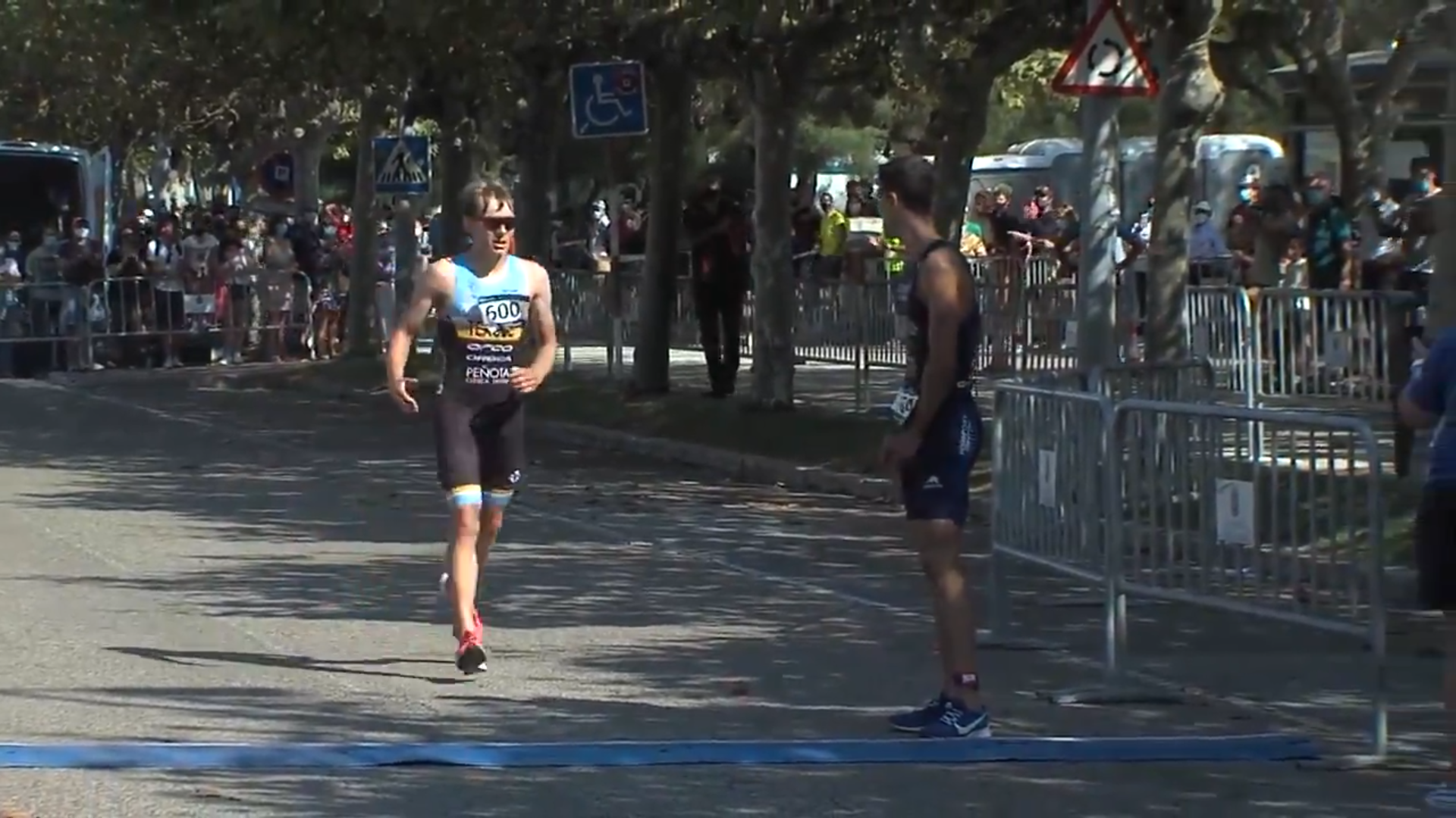 Spanish Sportsmanship Spanish Triathlete Lets Rival Cross The Line First After Making Mistake At The Finish Sports El Pais In English