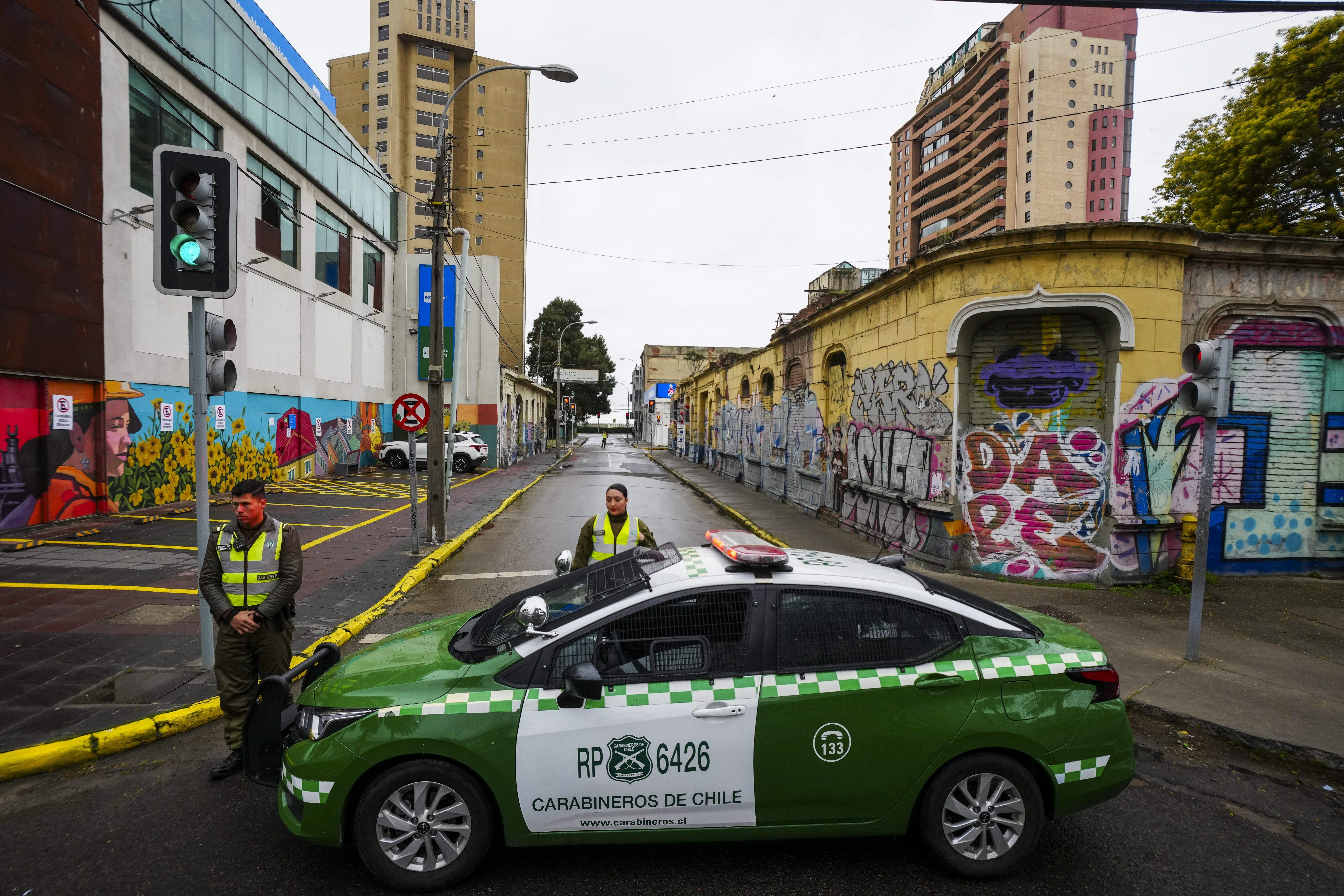 Dos policías bloquean una de las calles de acceso a la playa en Valparaíso este miércoles.