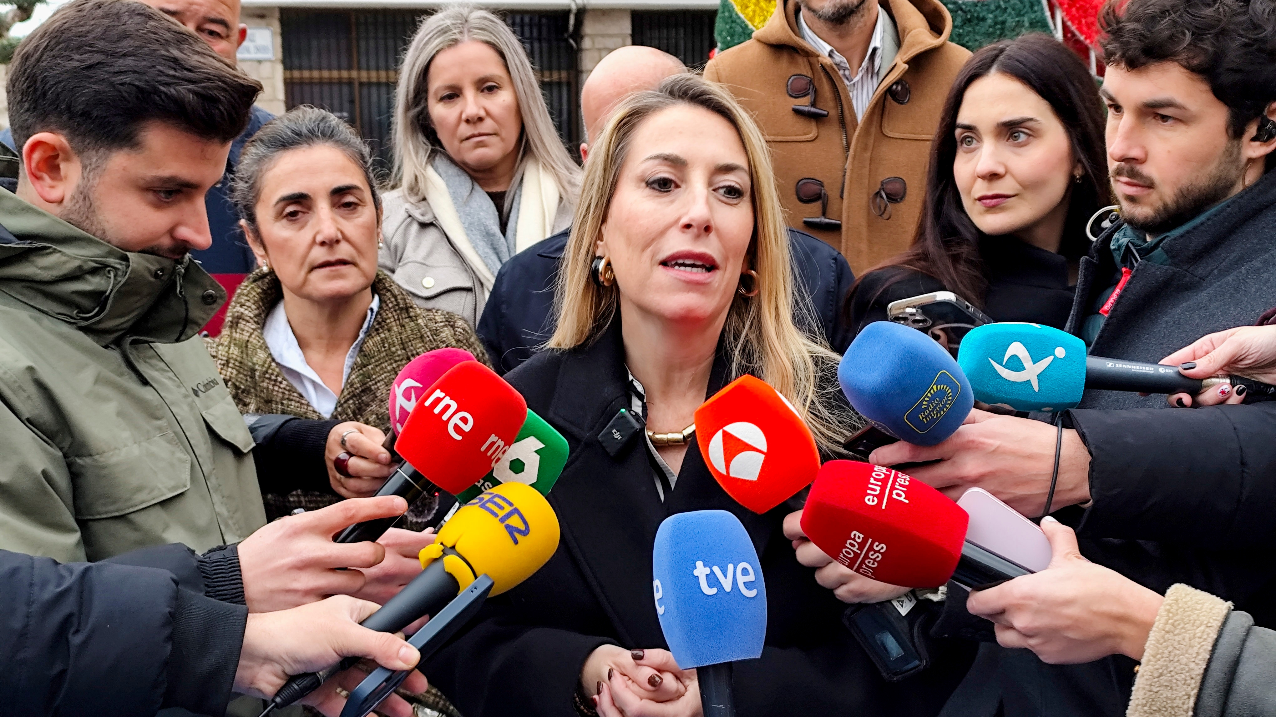 TALAYUELA (CÁCERES), 19/12/2025.- La presidenta de la Junta de Extremadura y candidata a la reelección por el Partido Popular, María Guardiola, ha atendido en Talayuela (Cáceres) a los medios de comunicación antes de comenzar una ruta de encuentros por las localidades de Peraleda de la Mata, Almaraz, Trujillo, Cáceres, Valencia de Alcántara, Alburquerque, Almendralejo, Villafranca de los Barros y Badajoz, donde se realizará el cierre de campaña con una zambombá flamenca. EFE/EDUARDO PALOMO
