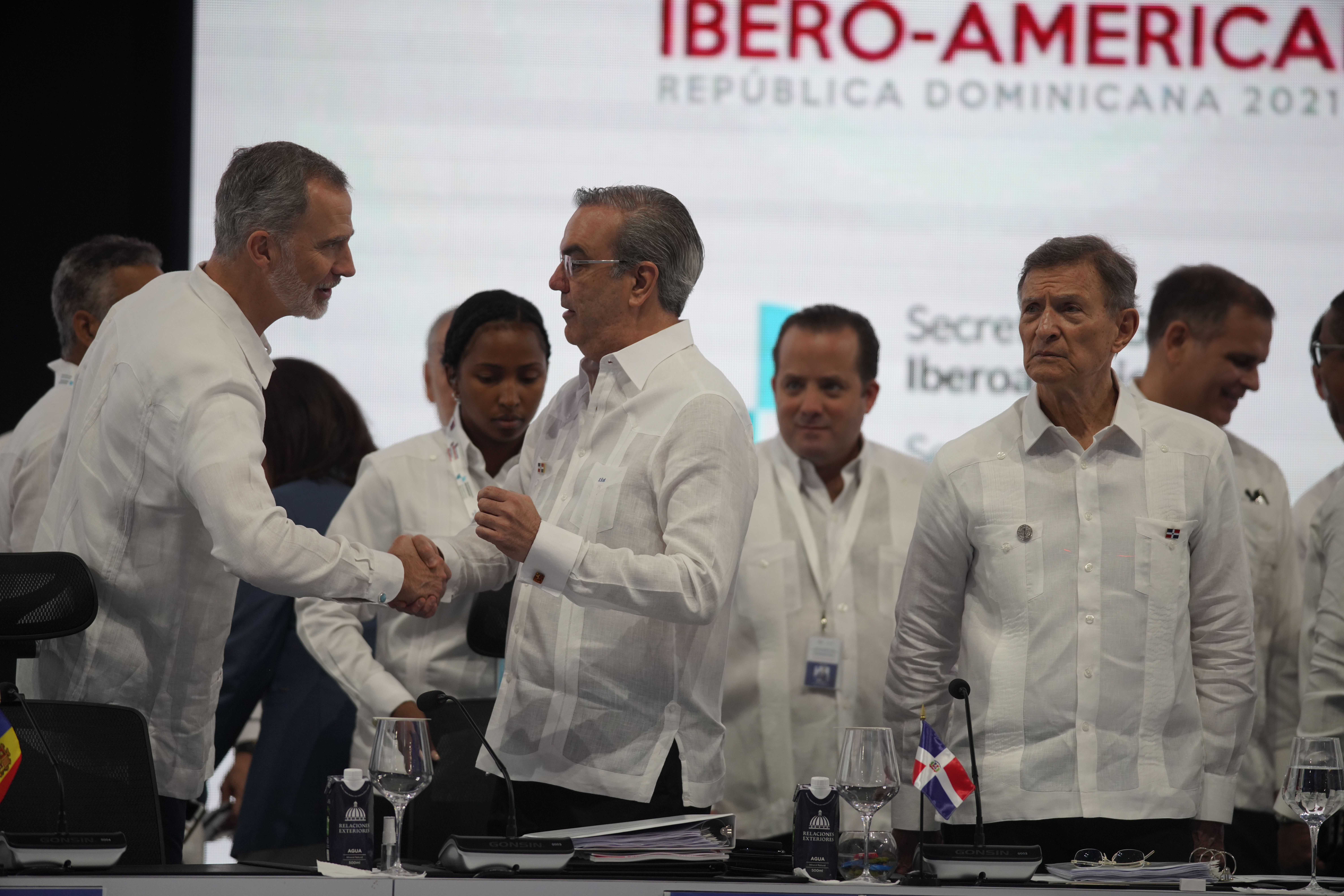 O rei da Espanha, Felipe VI, cumprimentou o presidente dominicano, Luis Abinader, neste sábado na XXVIII Cúpula Ibero-Americana na capital dominicana.