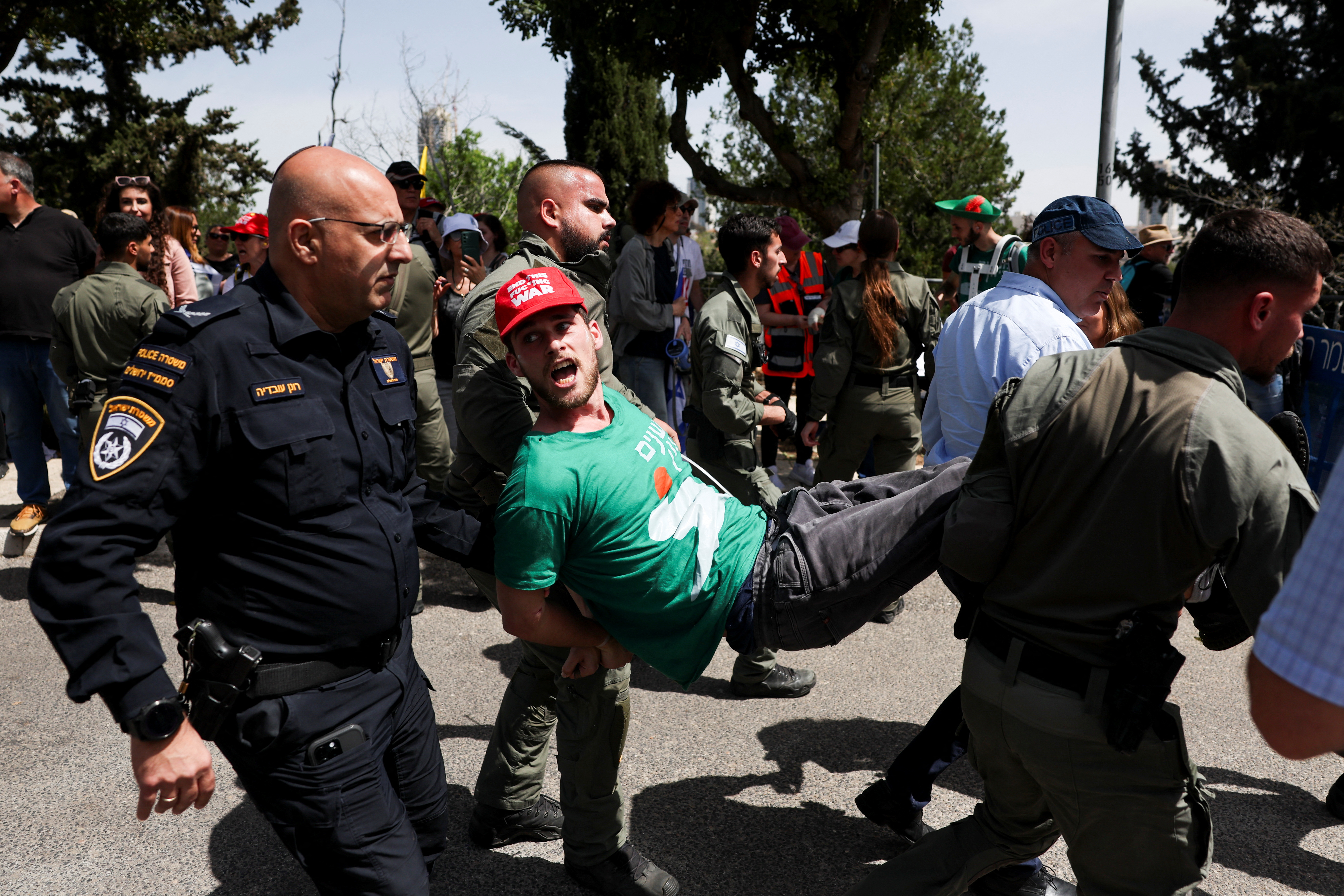 La policía israelí detiene a un manifestante que participaba en una protesta contra el Gobierno de Netanyahu en Jerusalén, este martes 25 de marzo de 2025.