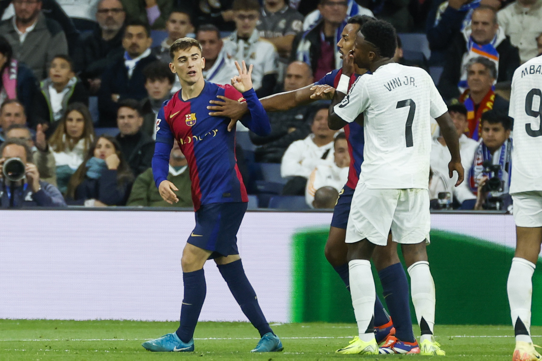 Vinicius (d) se encara con Gavi (i) durante el partido