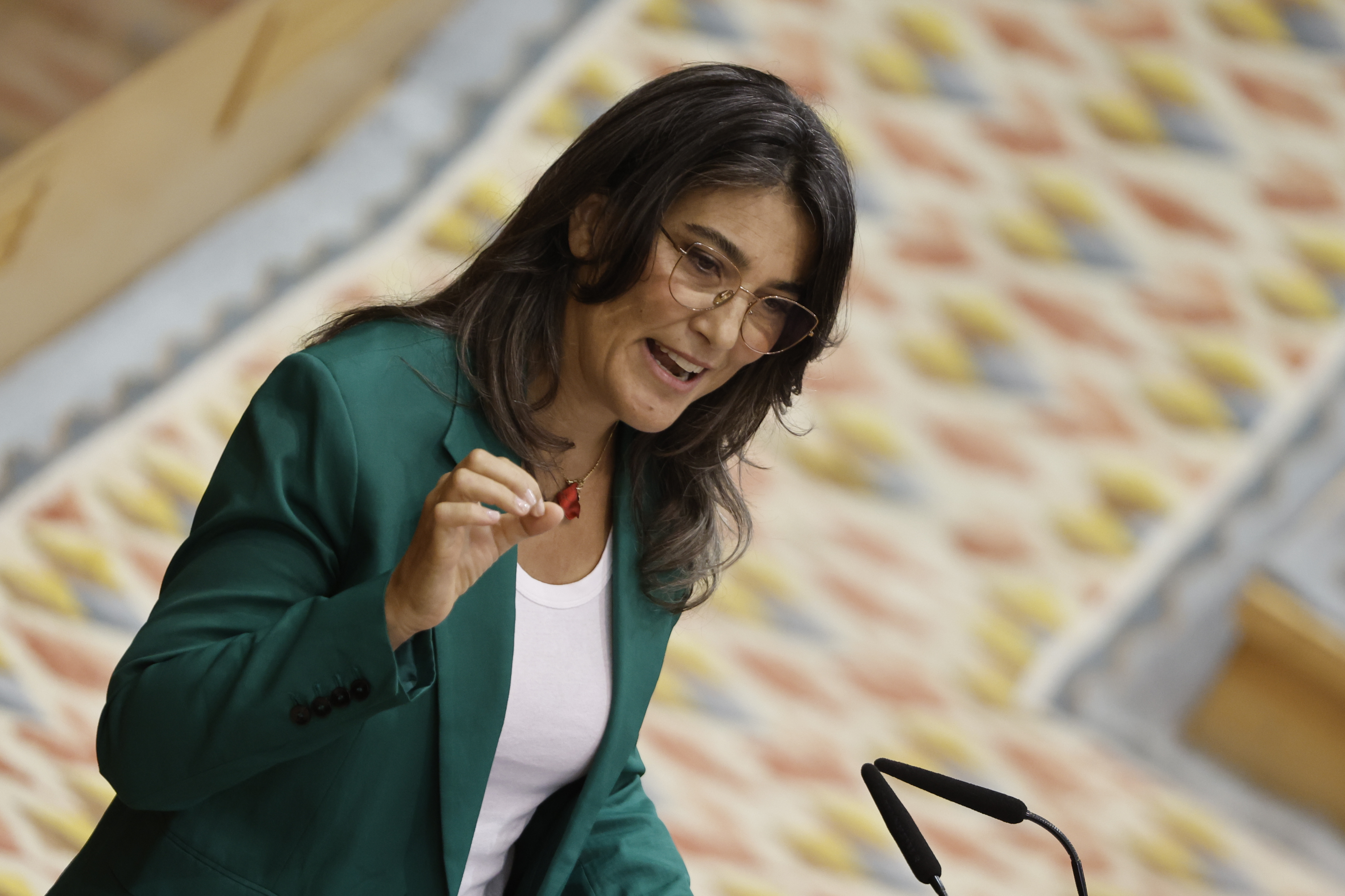 MADRID, 12/09/2025.- La portavoz de Más Madrid, Manuela Bergerot, interviene durante la segunda sesión del debate del estado de la región en la Asamblea de Madrid este viernes.  EFE/ Sergio Pérez
