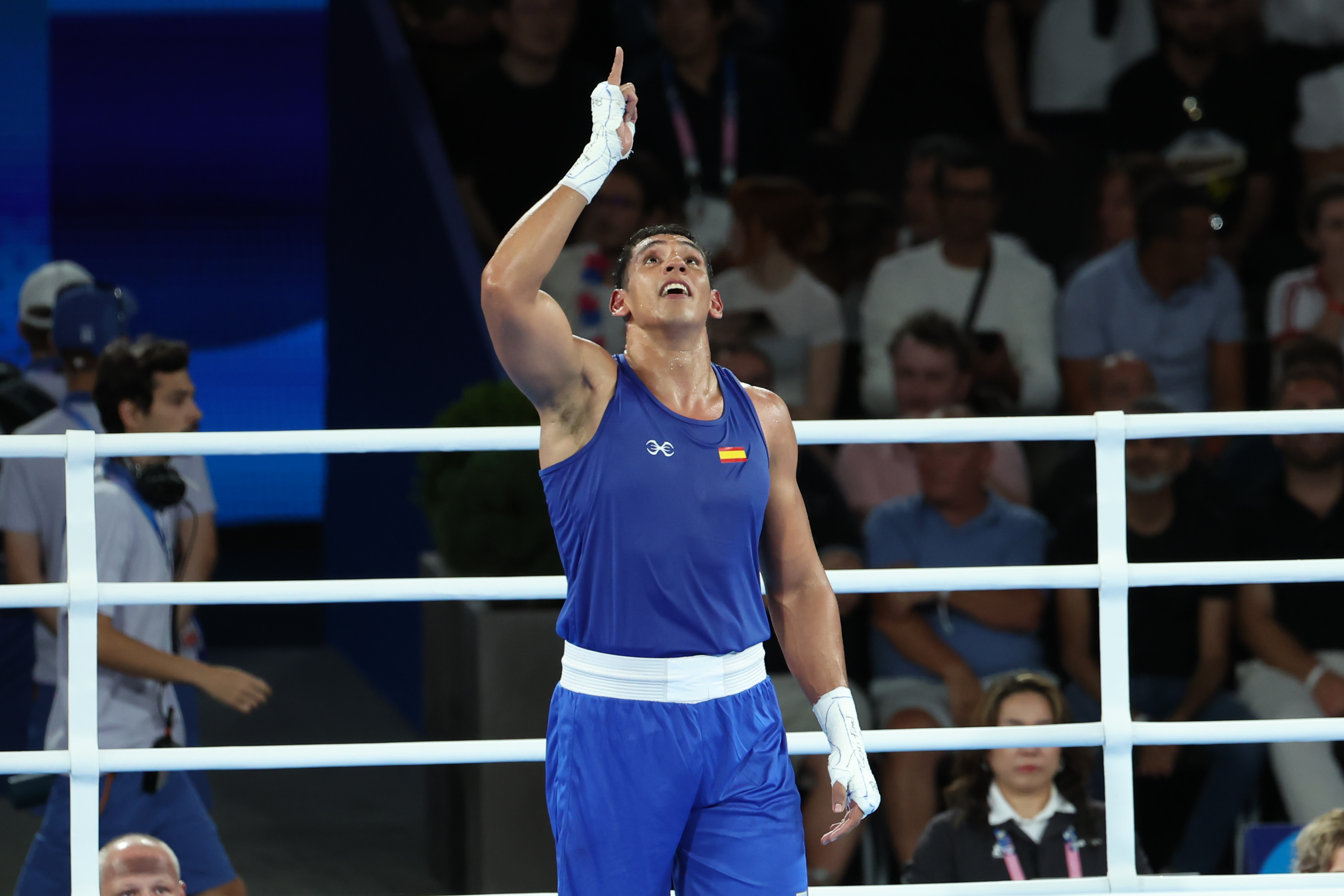 PARÍS, 07/08/2024.- El boxeador español Ayoub Ghadfa vence al francés Djamili-Dini Aboudou-Moindze (rojo) tras la semifinal de Boxeo +92kg de los Juegos Olímpicos de París 2024 este miércoles, en el Estadio Roland-Garros de la capital gala. EFE/ Kiko Huesca
