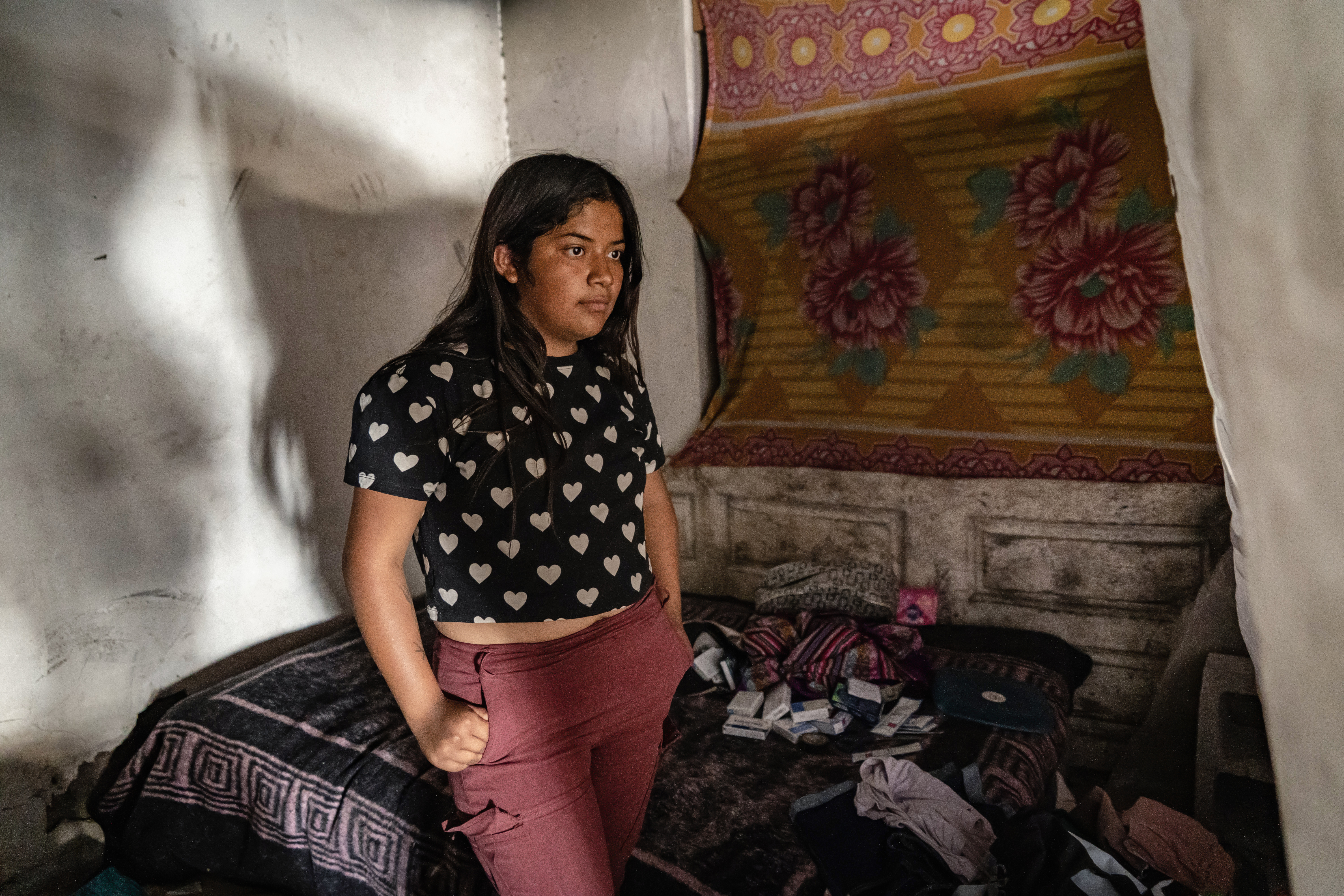 Paola Martínez em um prédio abandonado onde mora em Ciudad Juárez, na última sexta-feira. 