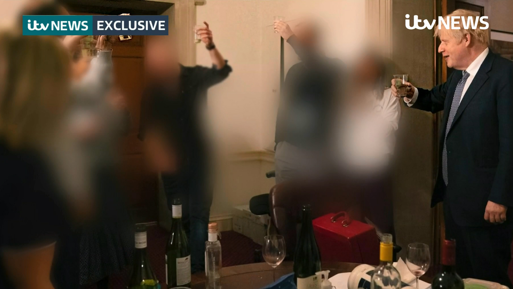 Nuevas fotos muestran a Boris Johnson, copa en mano, en una fiesta durante el confinamiento